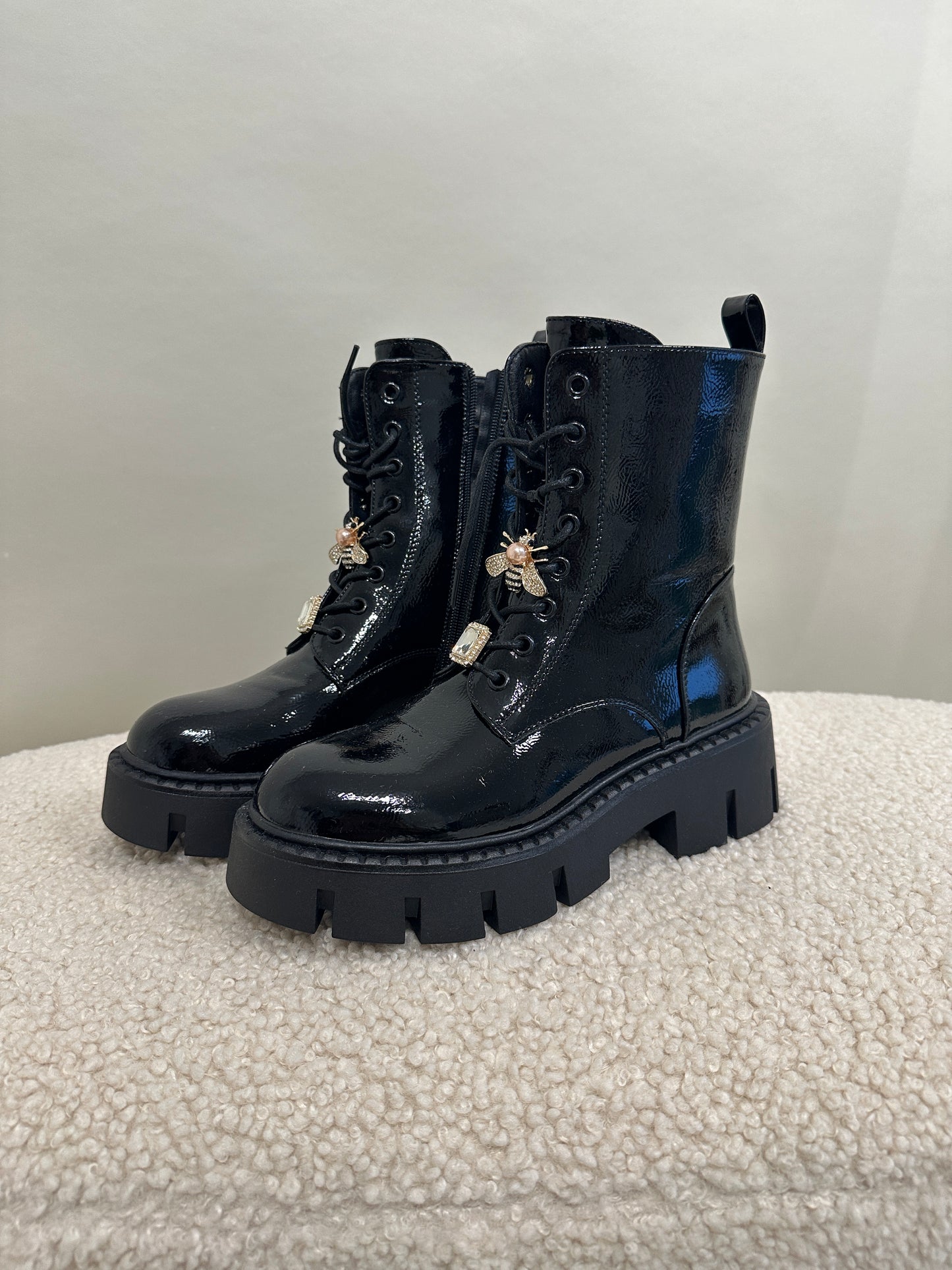 boots in schwarz (lack) mit biene und blume