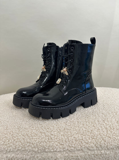 Boots in Schwarz (LACK) mit Biene und Blume