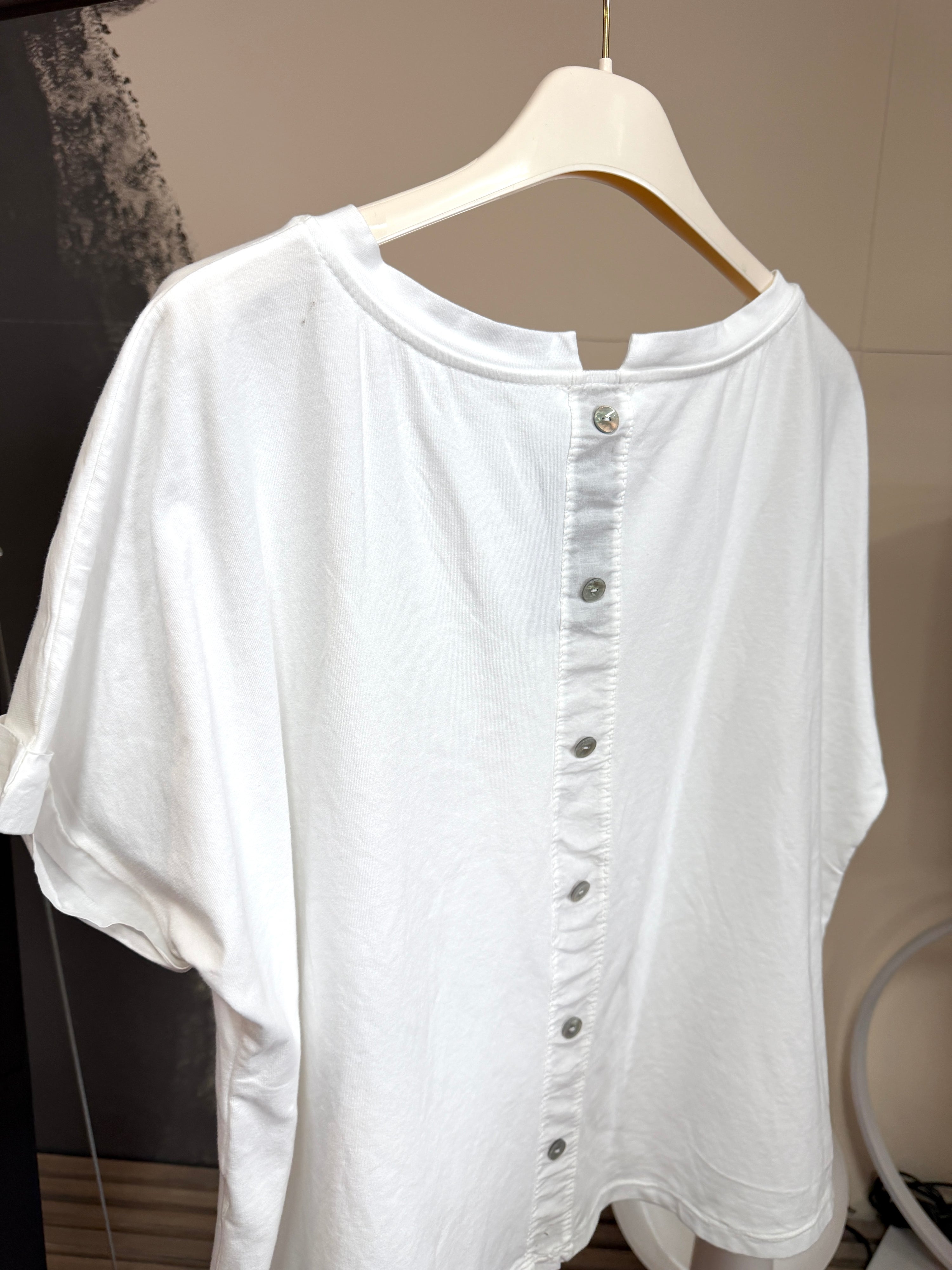 T - Shirt in Weiß mit Knöpfe hinten