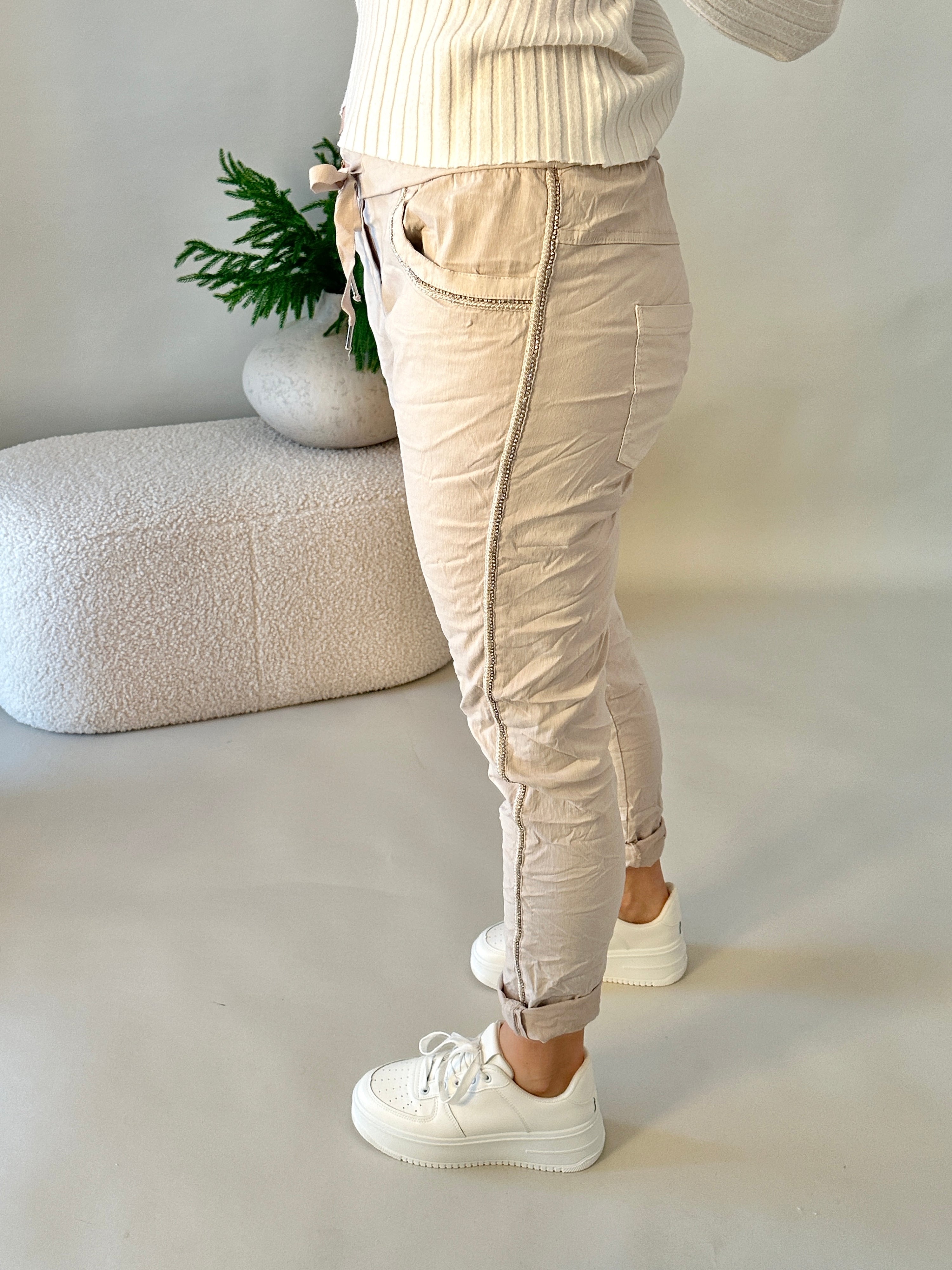 Hose in Beige mit Glitzersteinen an der Seite
