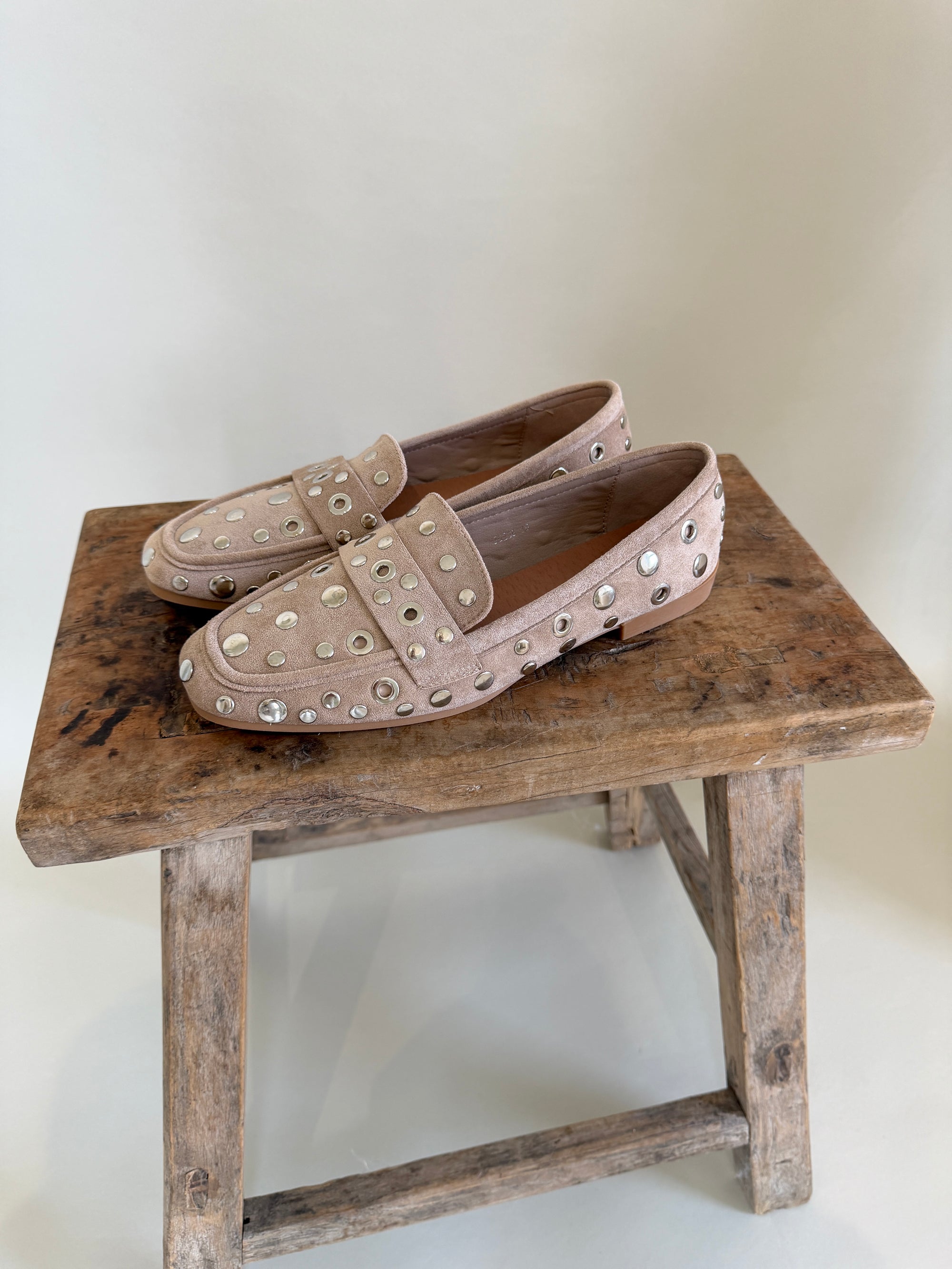 Loafer in Sand mit Nieten