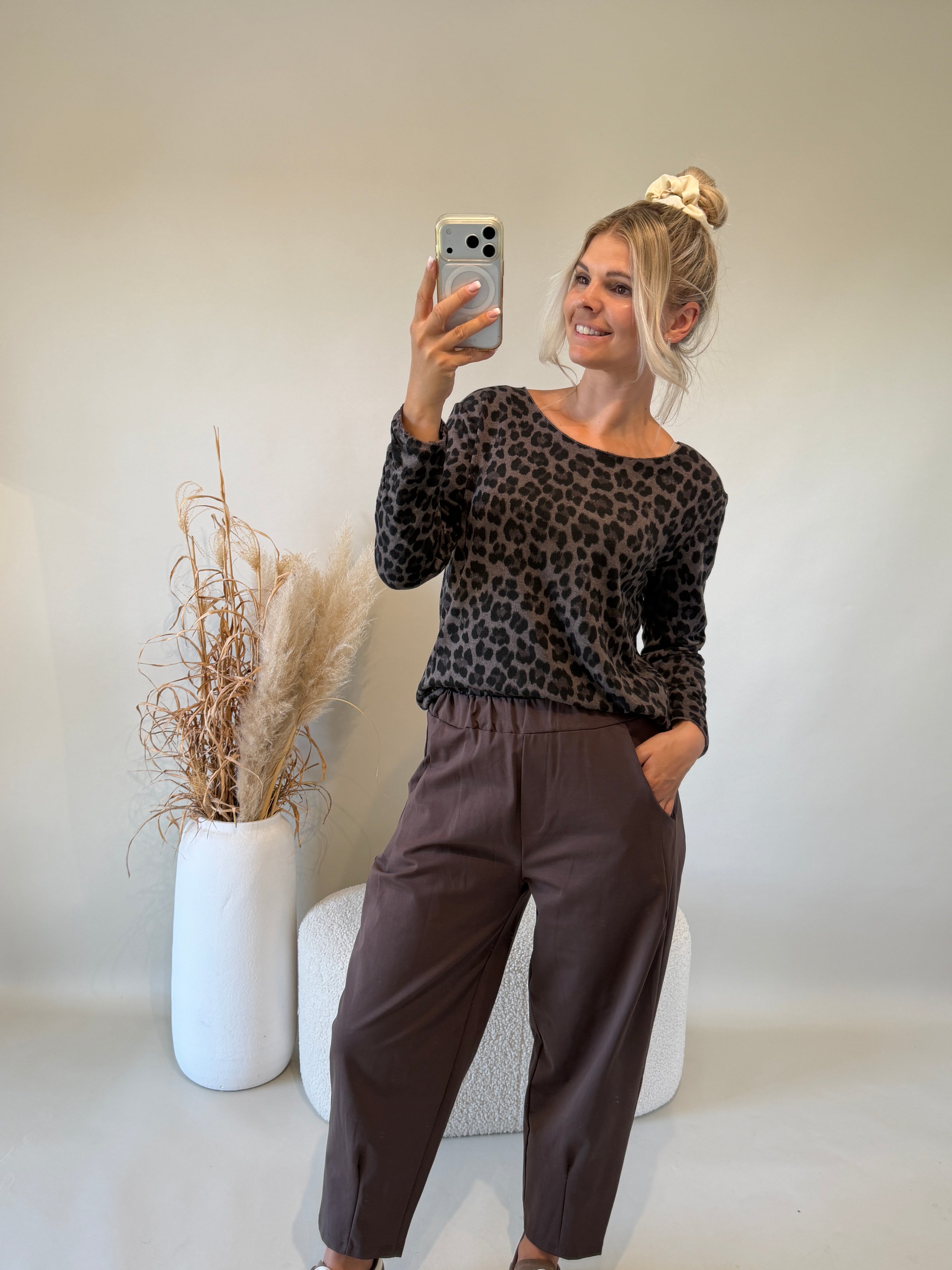 Shirt mit Leomuster in Braun / Schwarz