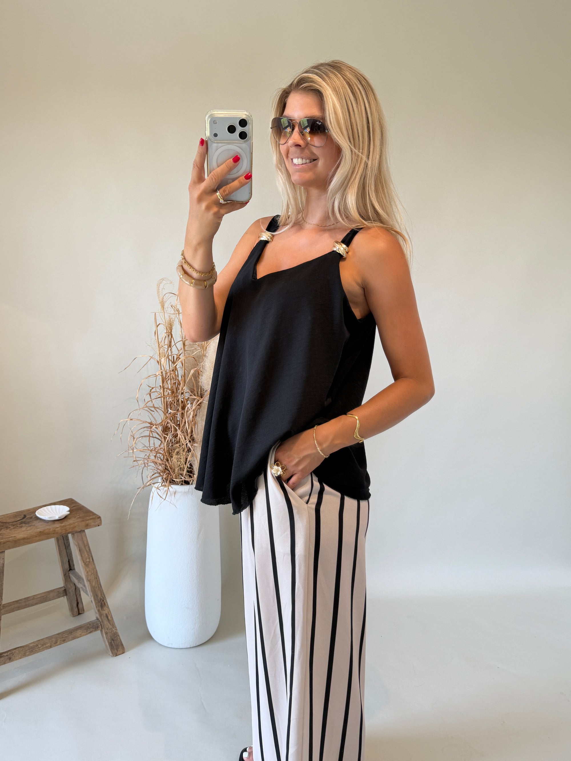 Top in Schwarz mit goldener Spange