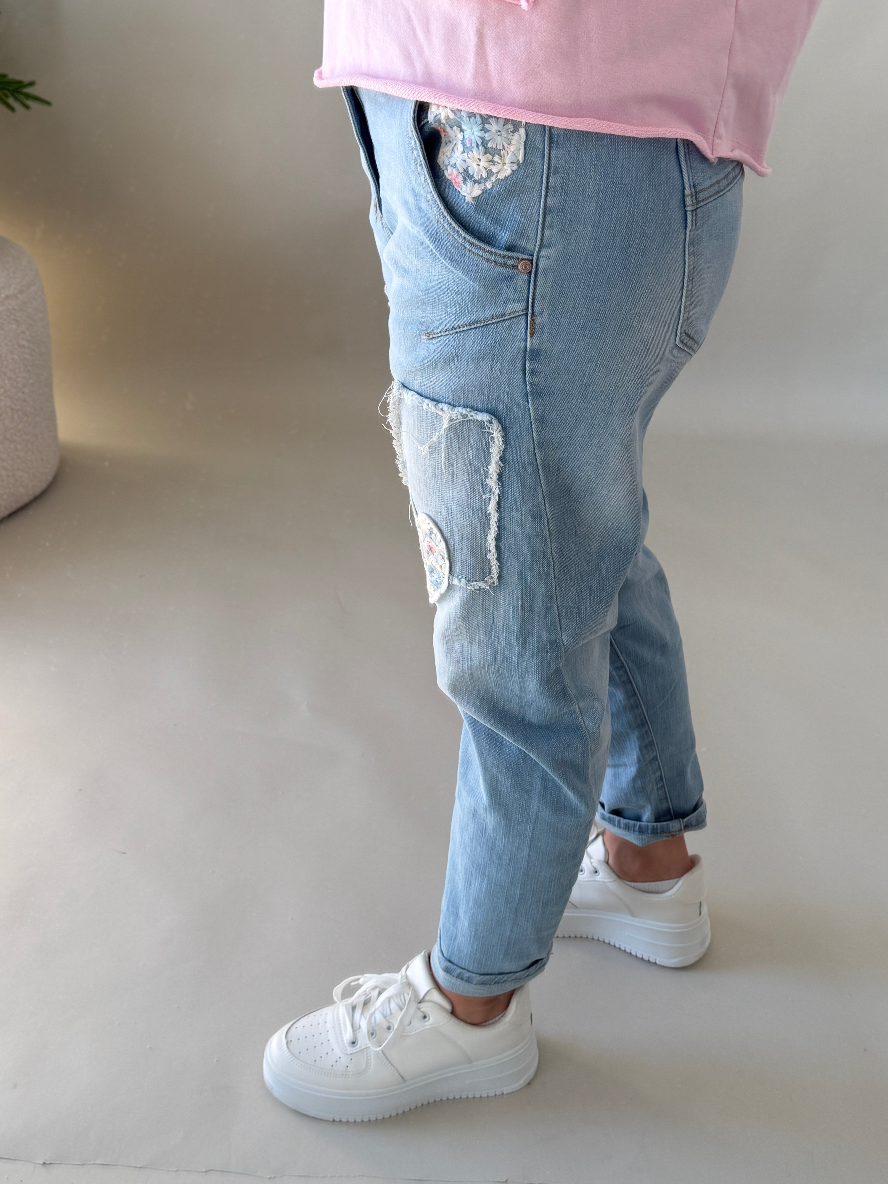 Jeans mit Aufnäher LOVE und Blumenmuster