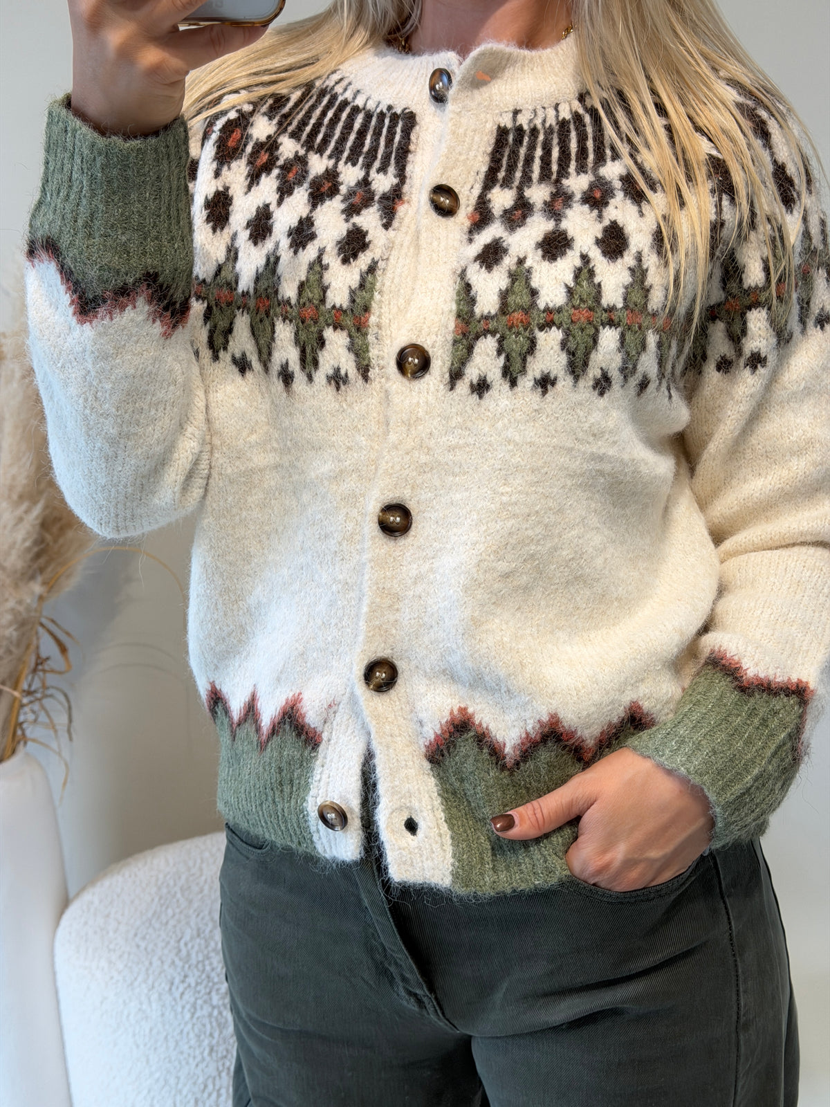 Strickjacke in Olivgrün mit Muster in Wollweiß / Schokobraun