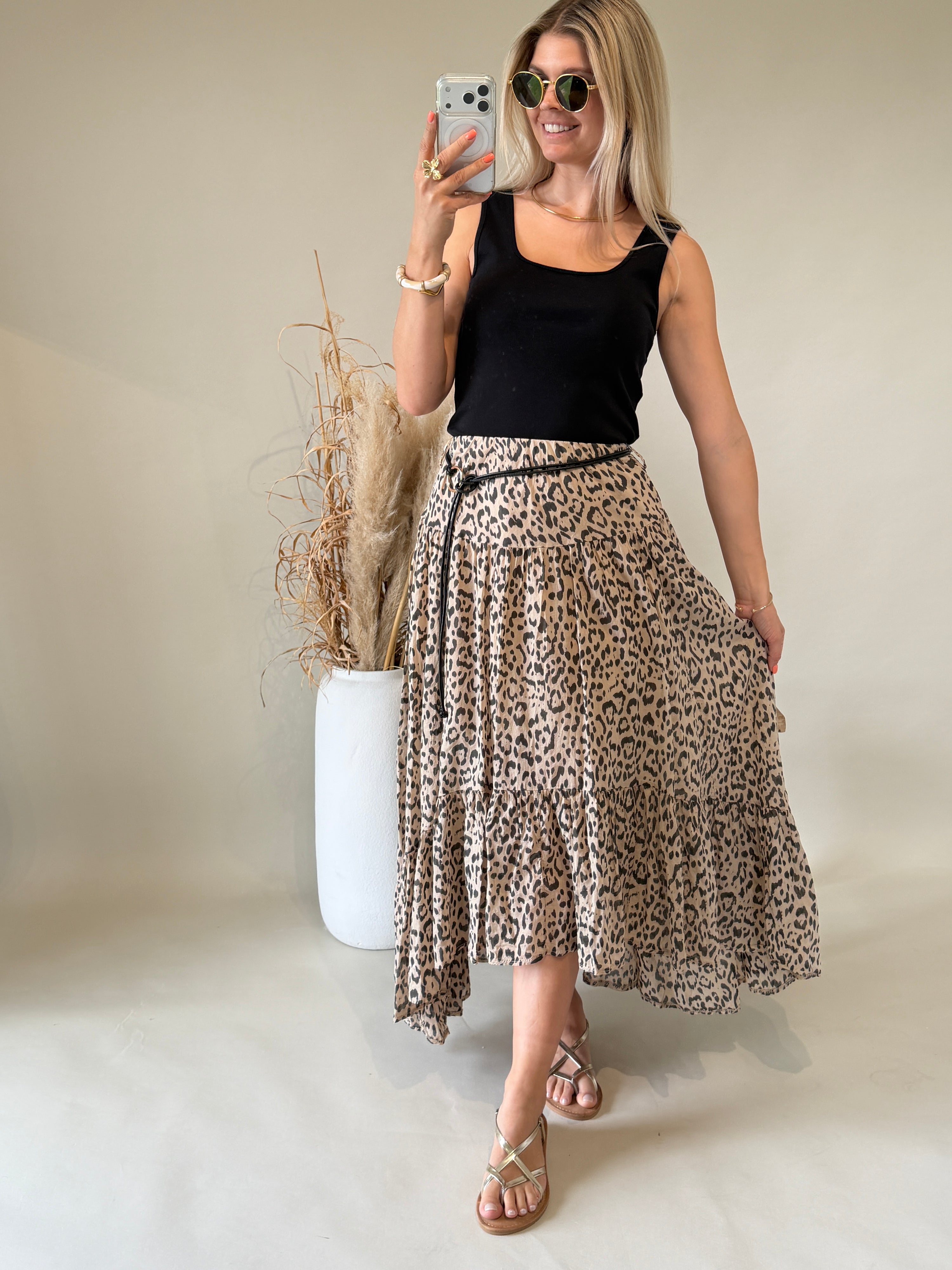 Rock in Beige / Schwarz mit Leo - Muster