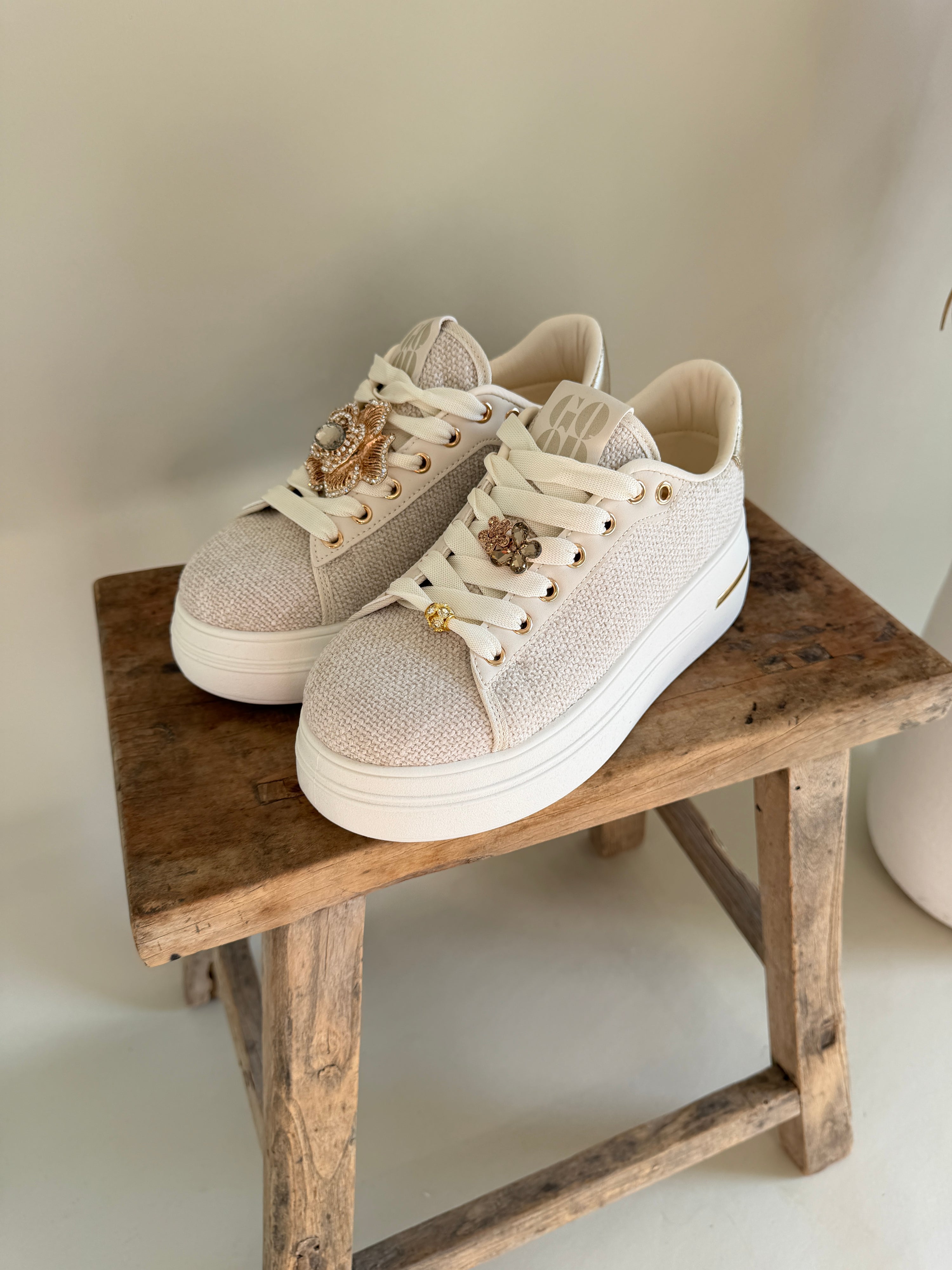 Sneaker in Wollweiß ( Plateau mit Applikationen )
