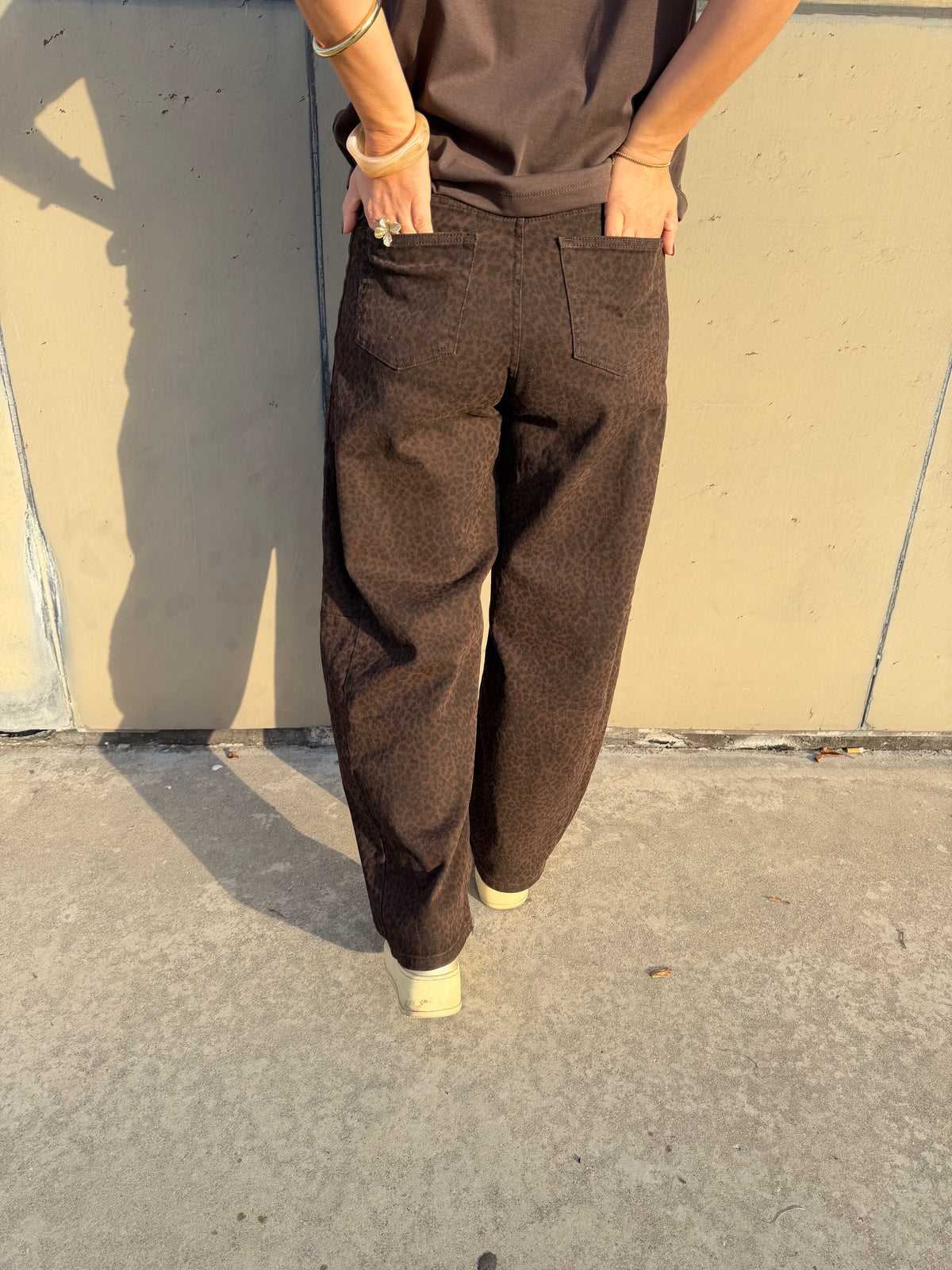Jeans in Schokobraun mit Leo - Muster ( Ballon )
