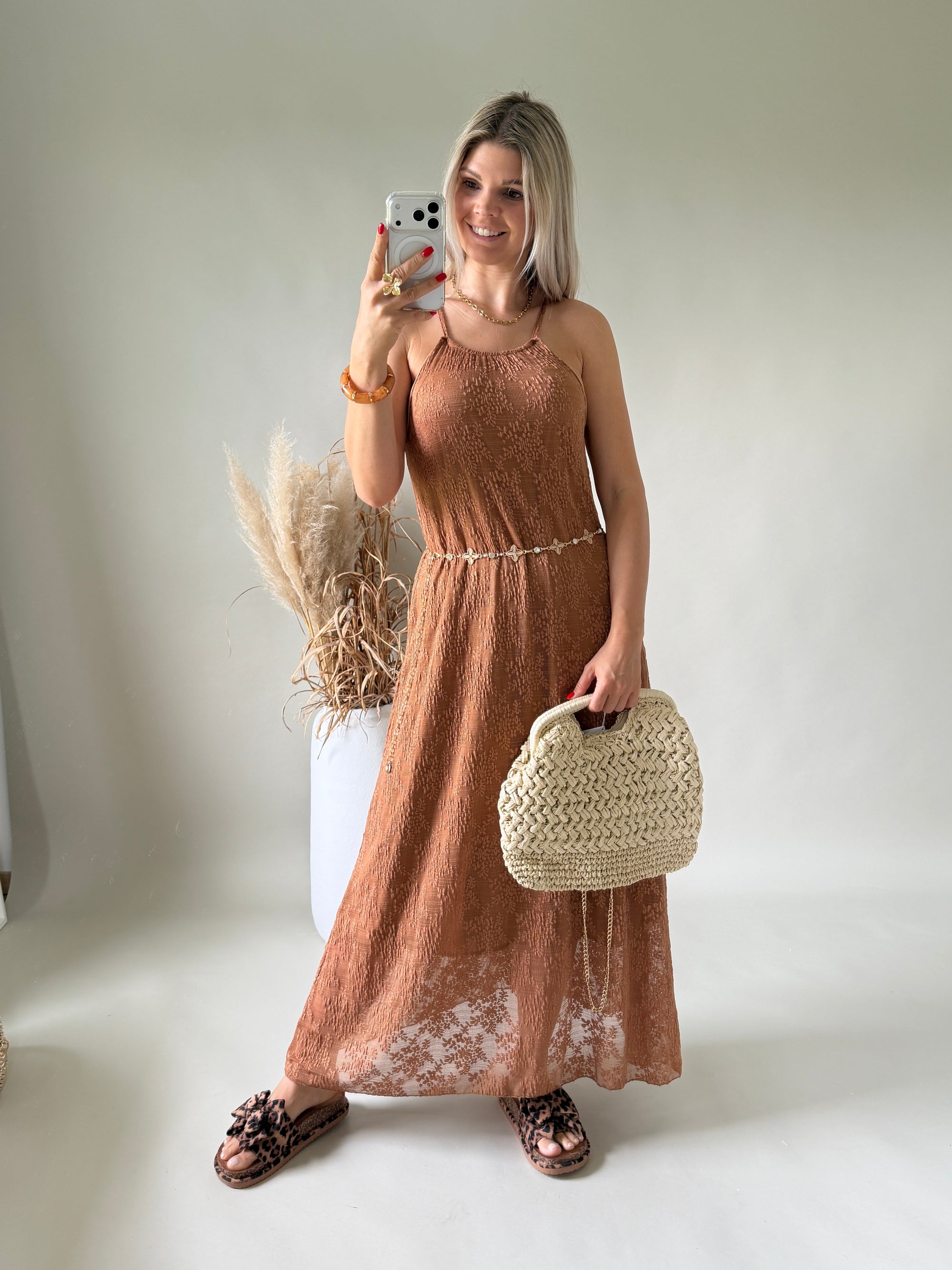 Kleid in Zimt aus Spitze mit Unterkleid