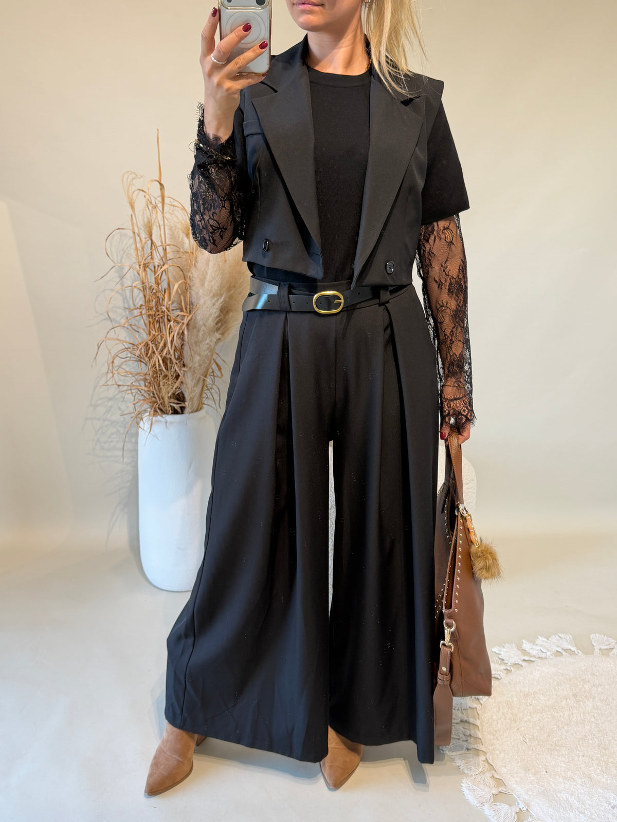 Hose in Schwarz mit weiten Bein und Gürtel