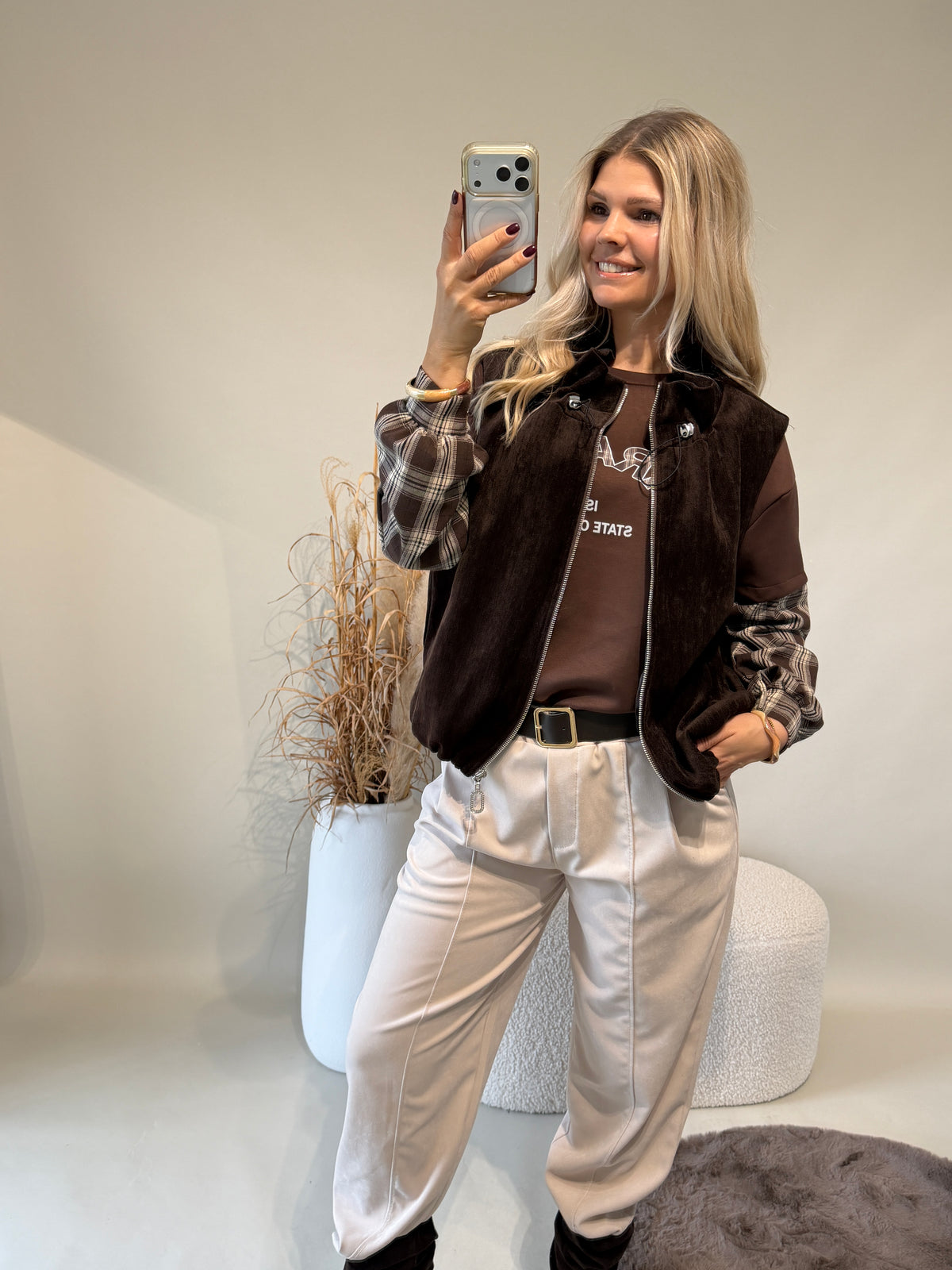 Sweatshirt in Schokobraun mit Karoeinsatz am Arm