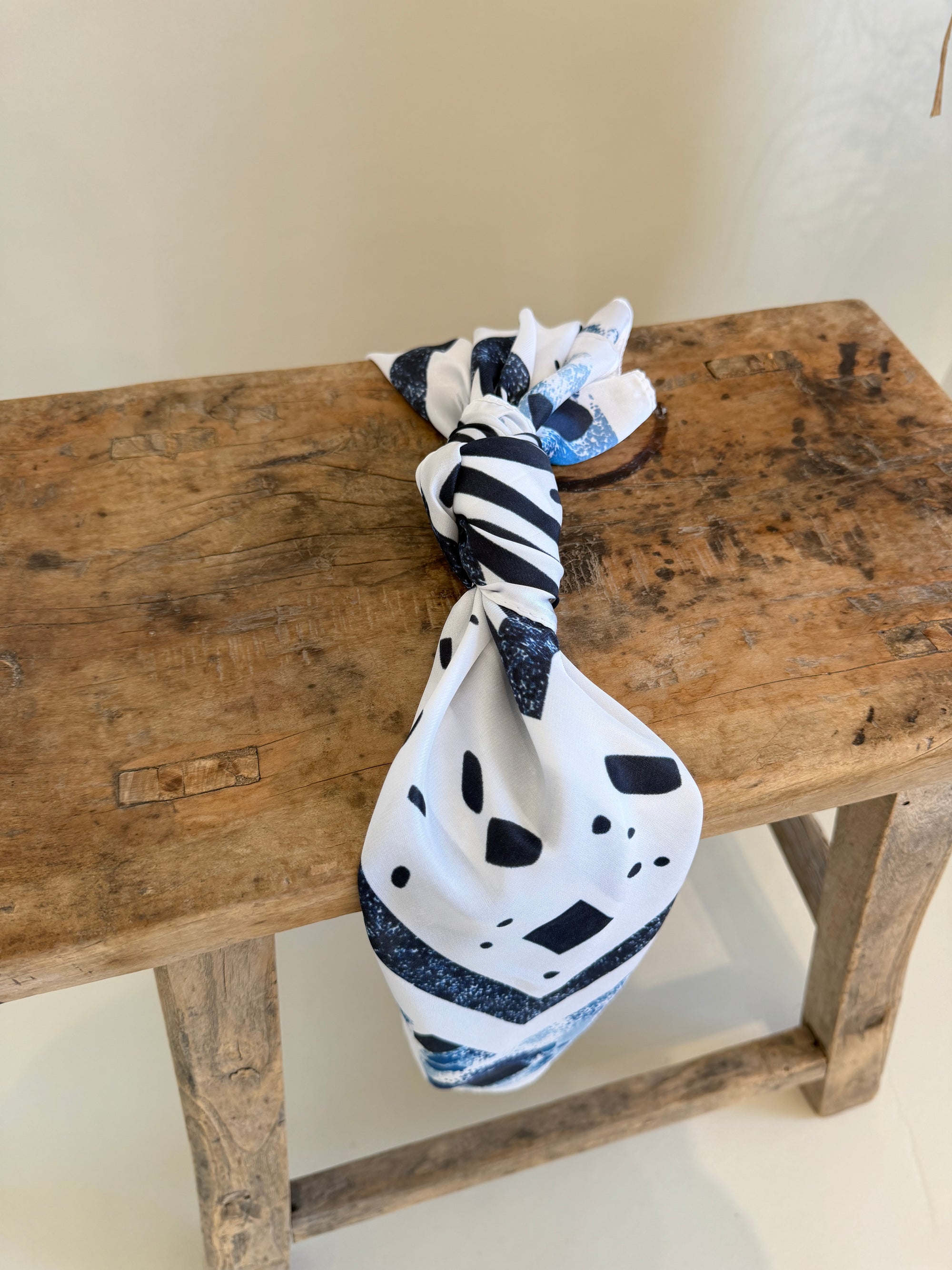 Tuch in Weiß / Blau