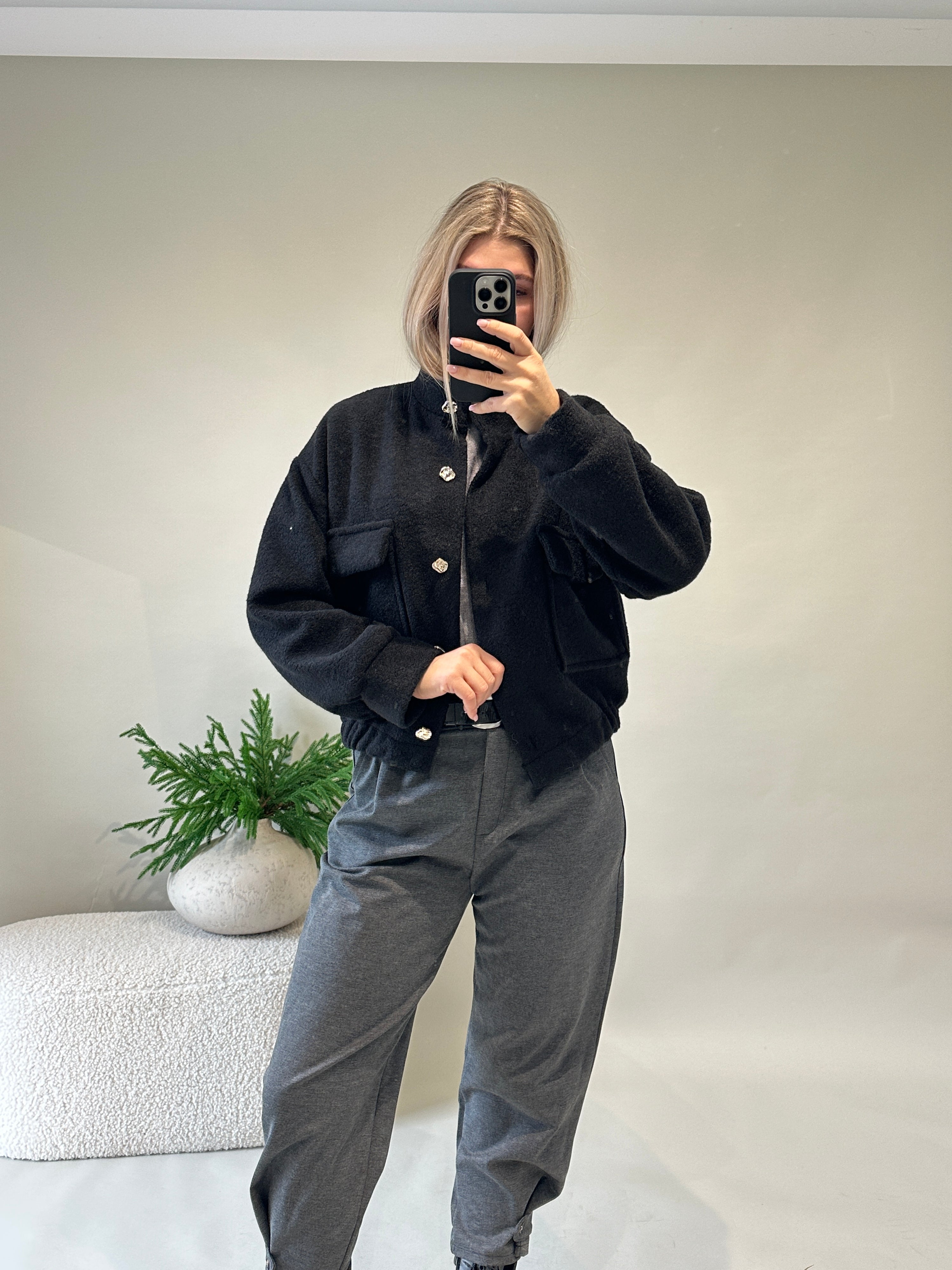 Jacke in Schwarz mit Goldenen Knöpfen und Taschen vorne