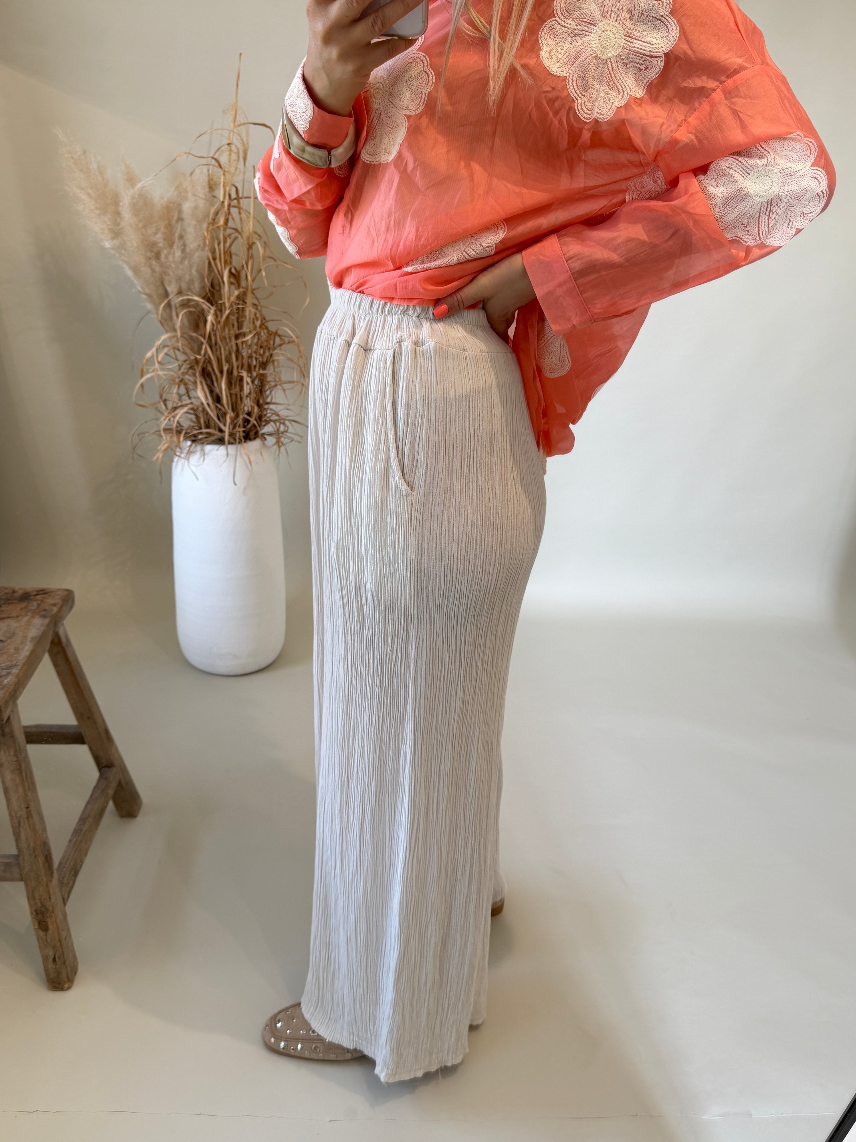 Hose in Beige mit weitem Bein