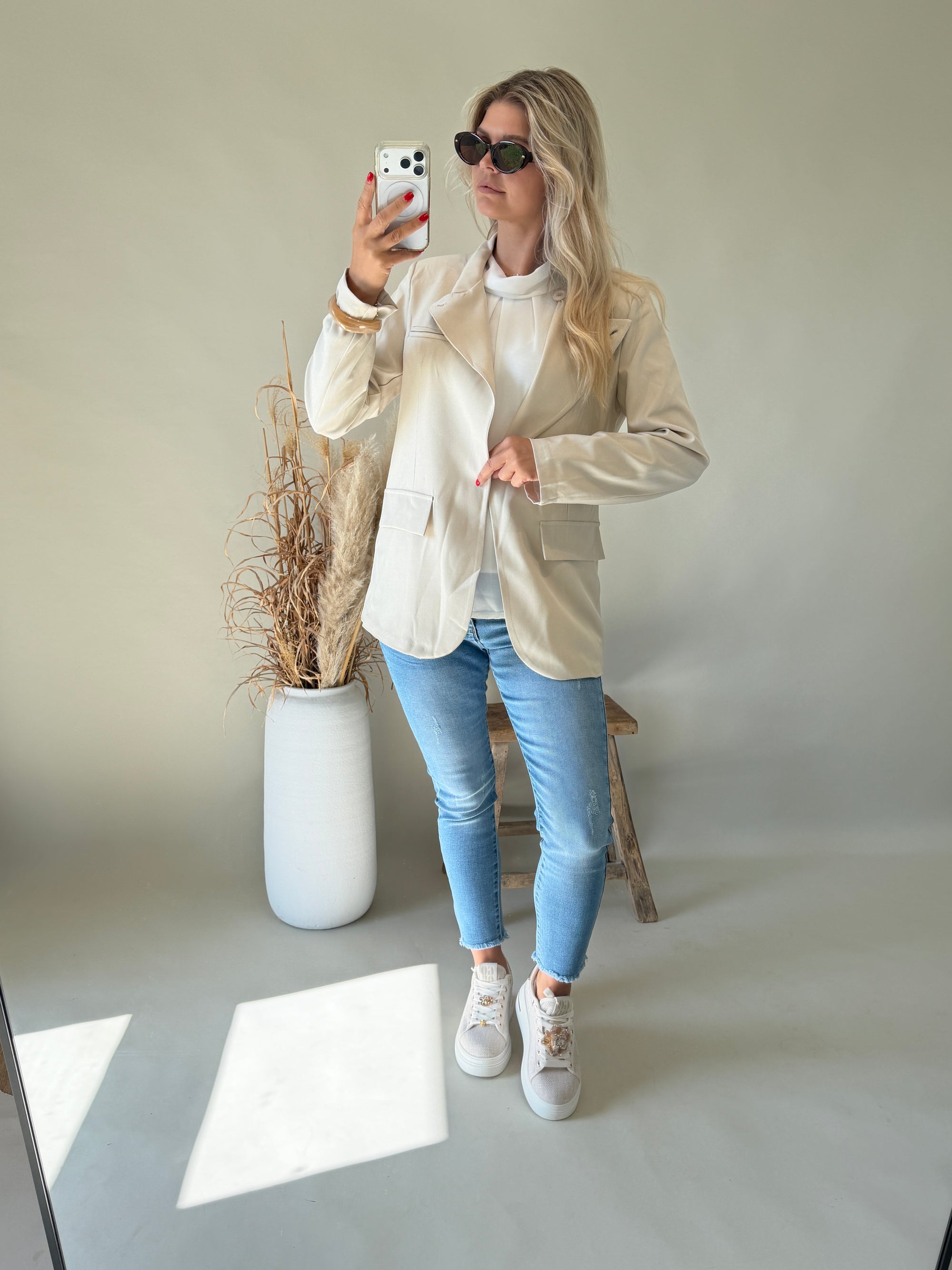 Blazer in Beige schräg  geschnitten mit einen Knopf