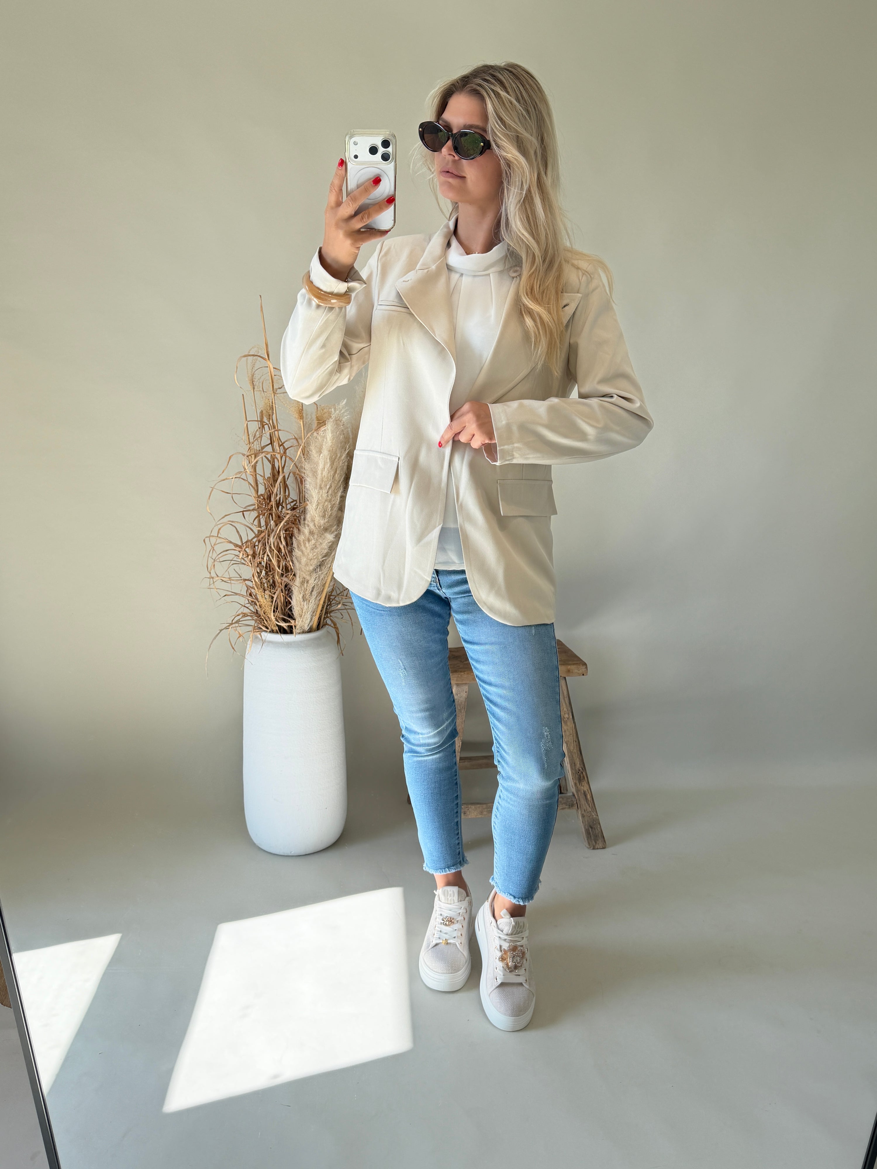 Blazer in Beige schräg  geschnitten mit einen Knopf