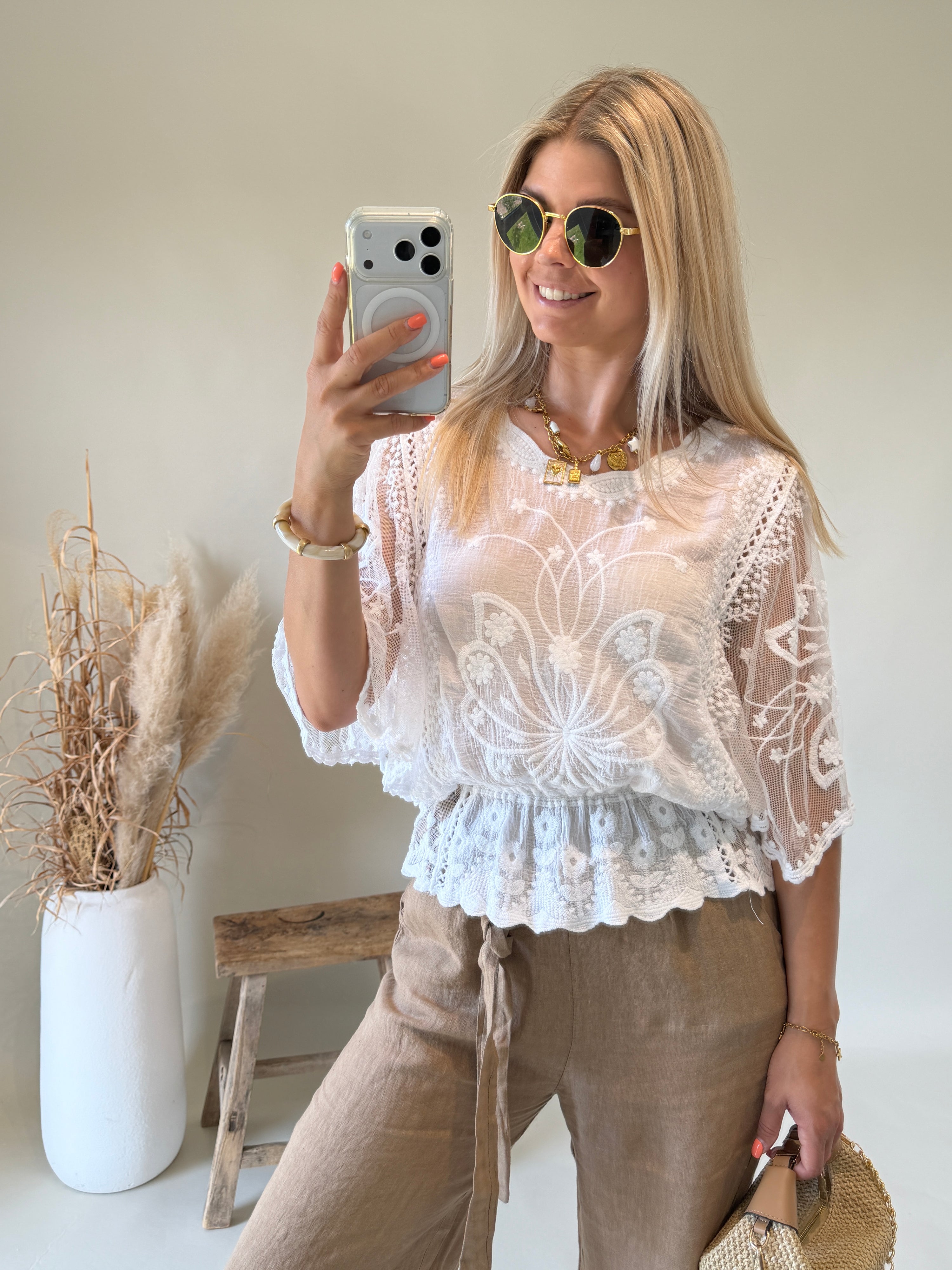 Bluse in Weiß aus Spitze mit weitem Arm