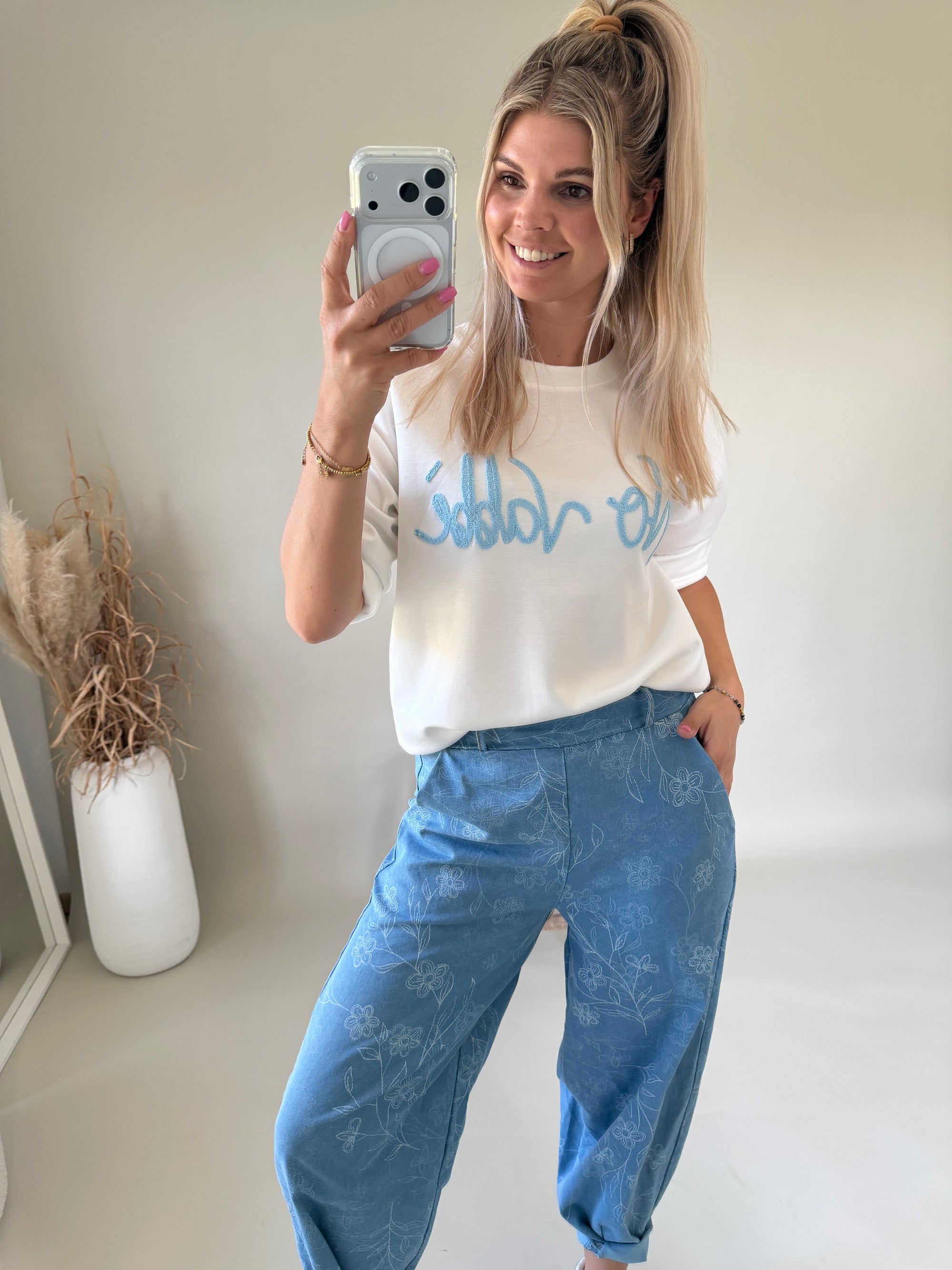 Sweatshirt in Weiß mit Hellblauer Aufschrift