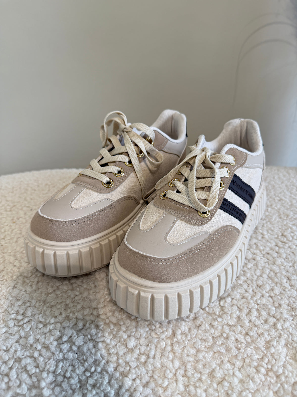 Sneaker in Wollweiß / Schokobraun