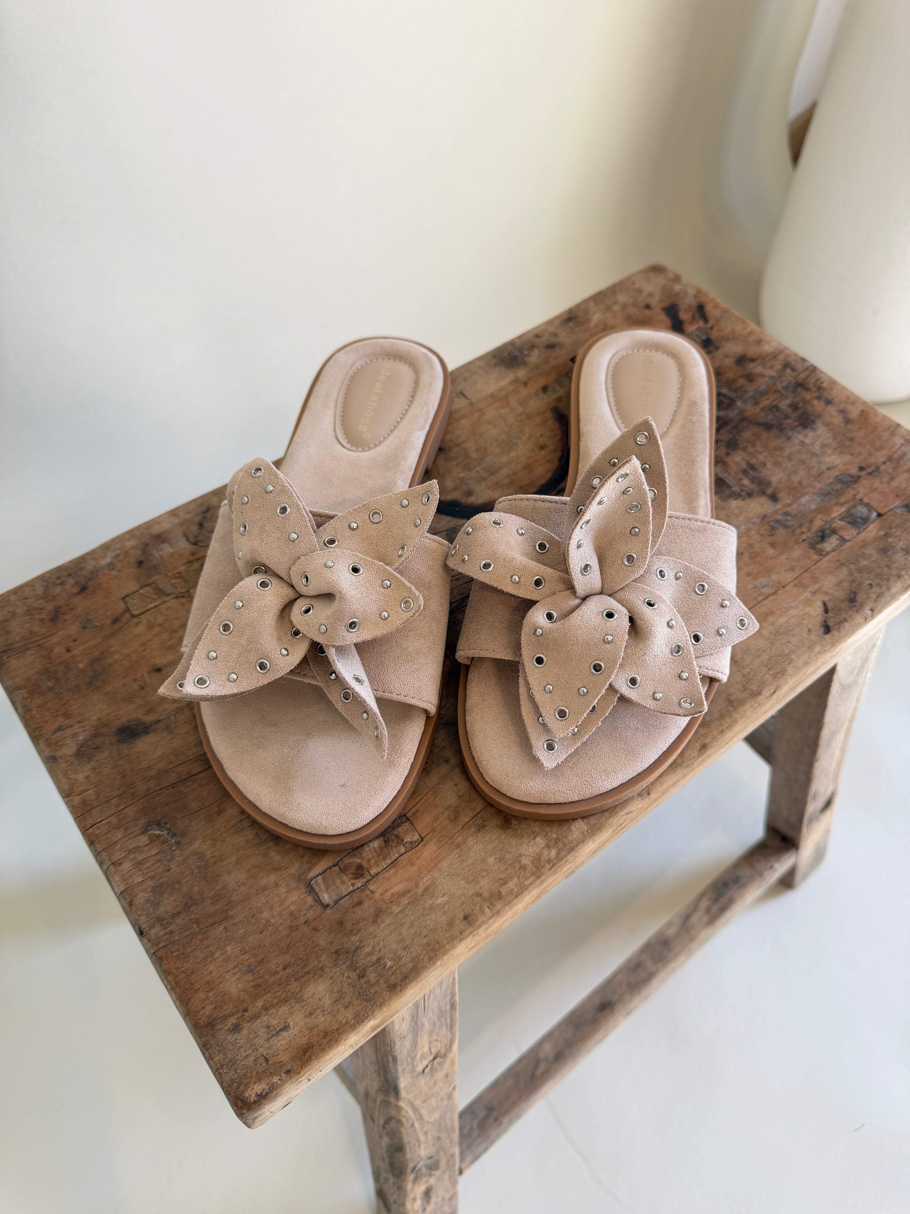 Pantolette in Beige mit Schleife und Nieten