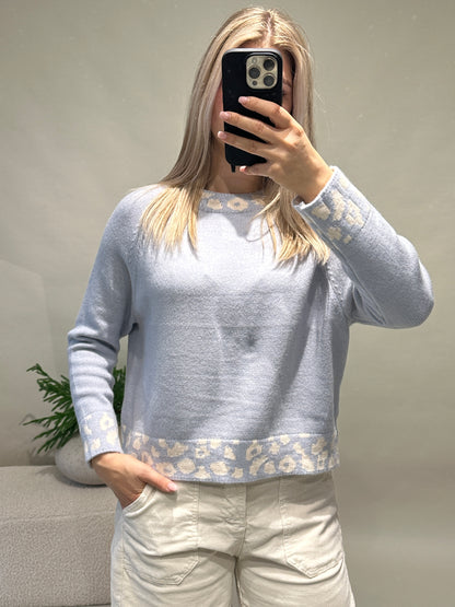 Pullover in Hellblau mit Leomuster an Bund und Kragen