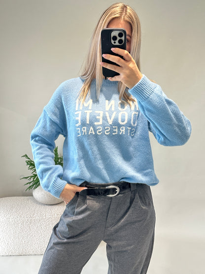 Pullover in Hellblau mit Wollweißer Aufschrift ( NON MI DOVETE )