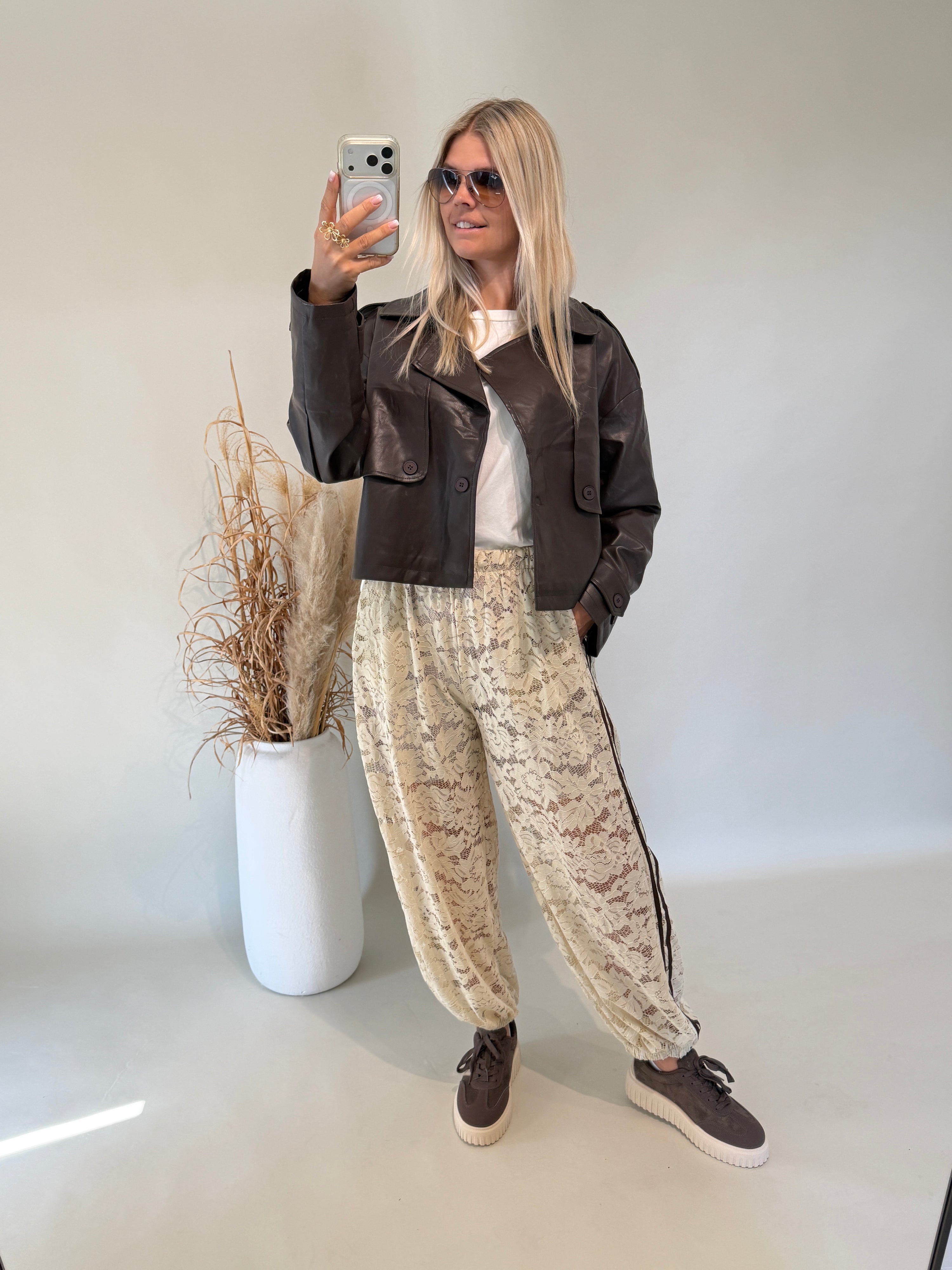 Hose in Beige aus Spitze mit Streifen