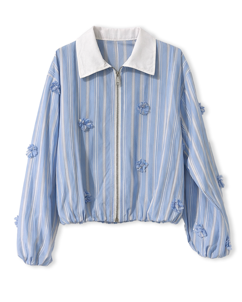 Jacke in Hellblau mit Streifen und Blumenaufnäher
