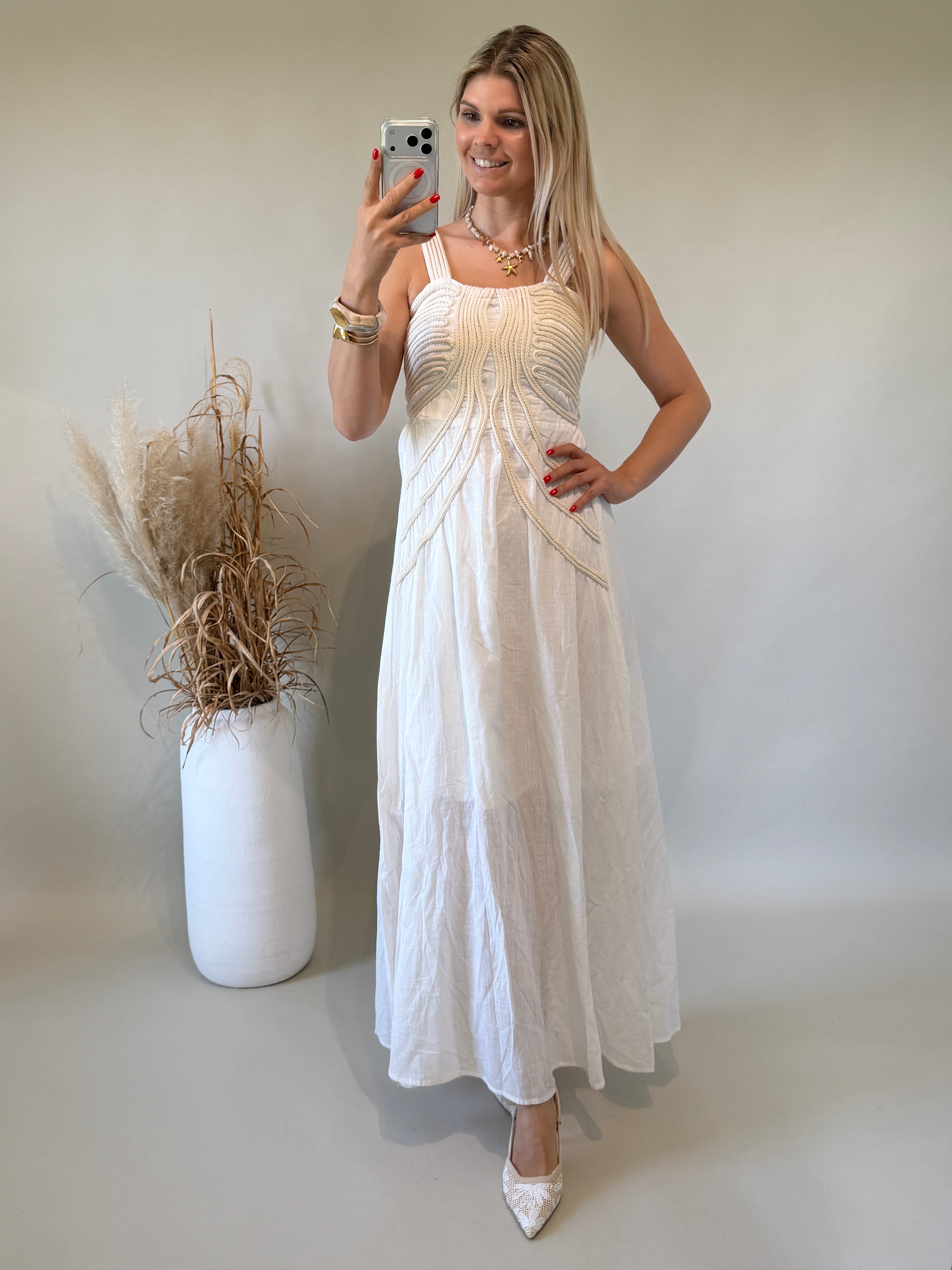 Kleid in Wollweiß mit Beiger Applikation