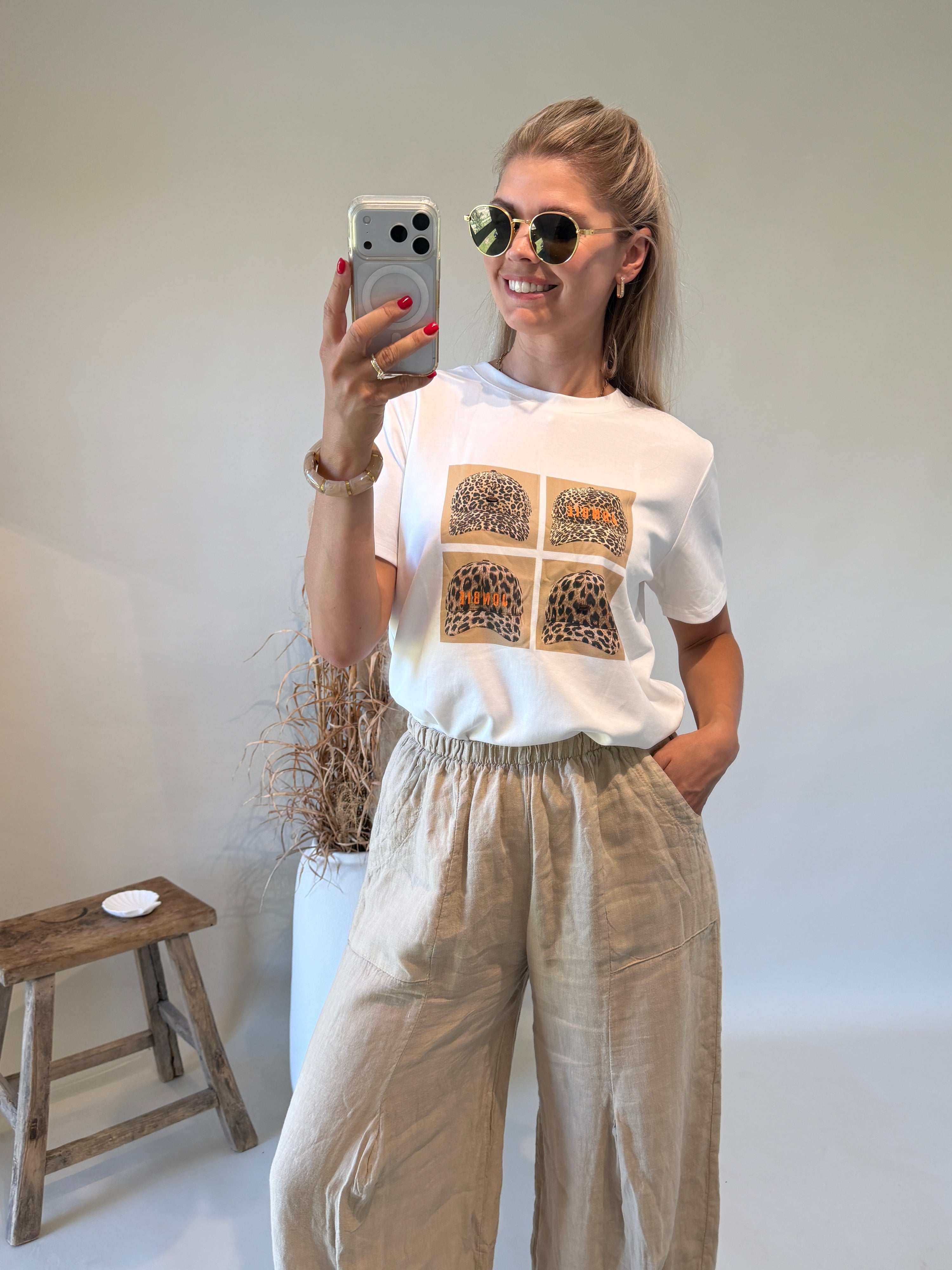 T - Shirt in Weiß mit Schokobraunen / Leo Aufdruck
