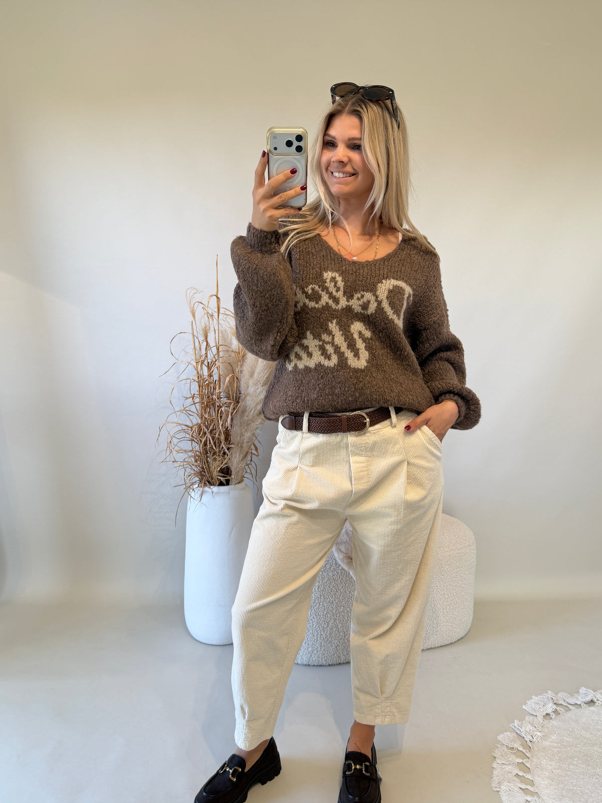 Pullover in Nussbraun mit Aufdruck und V - Ausschnitt