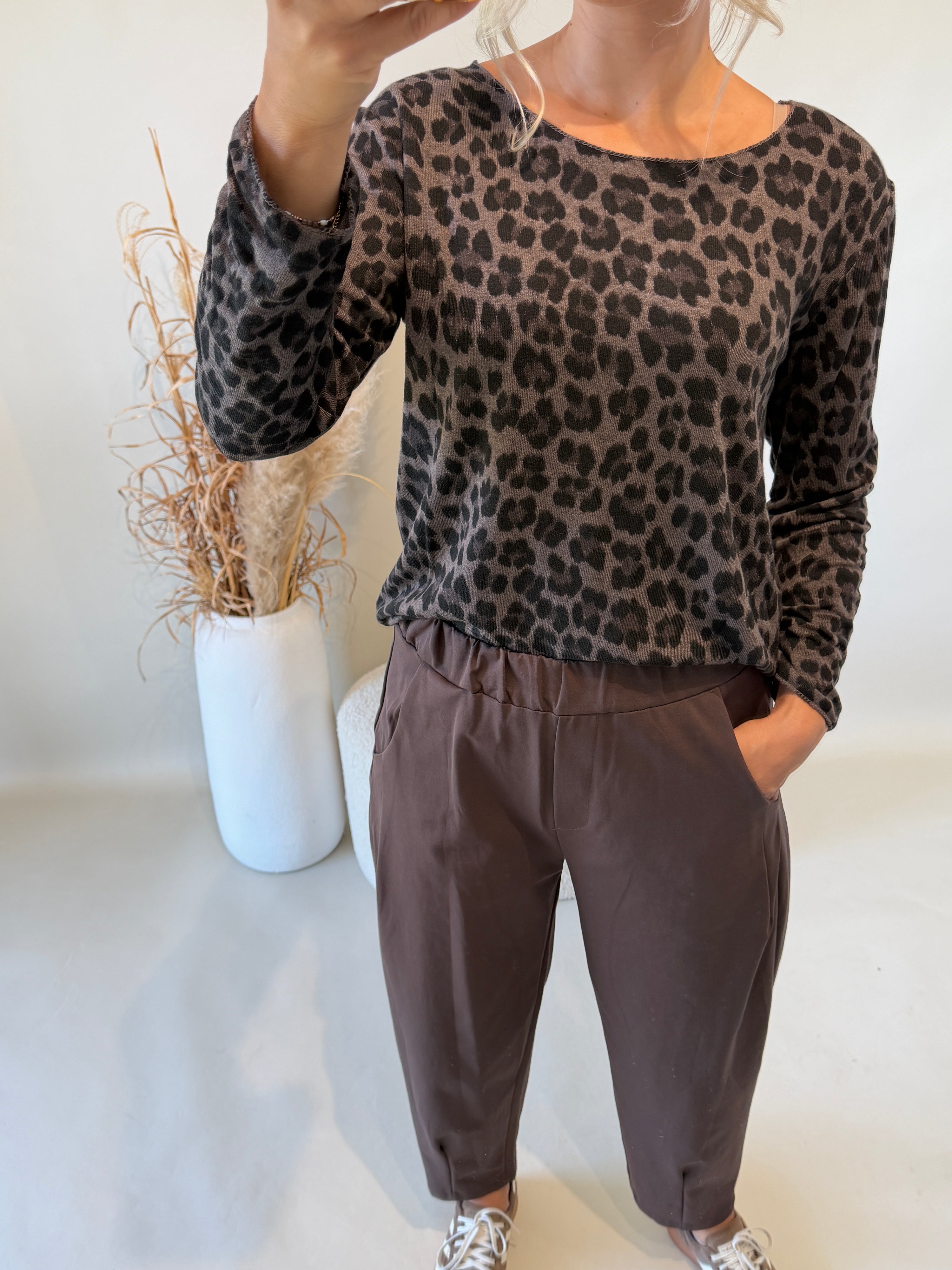 Shirt mit Leomuster in Braun / Schwarz