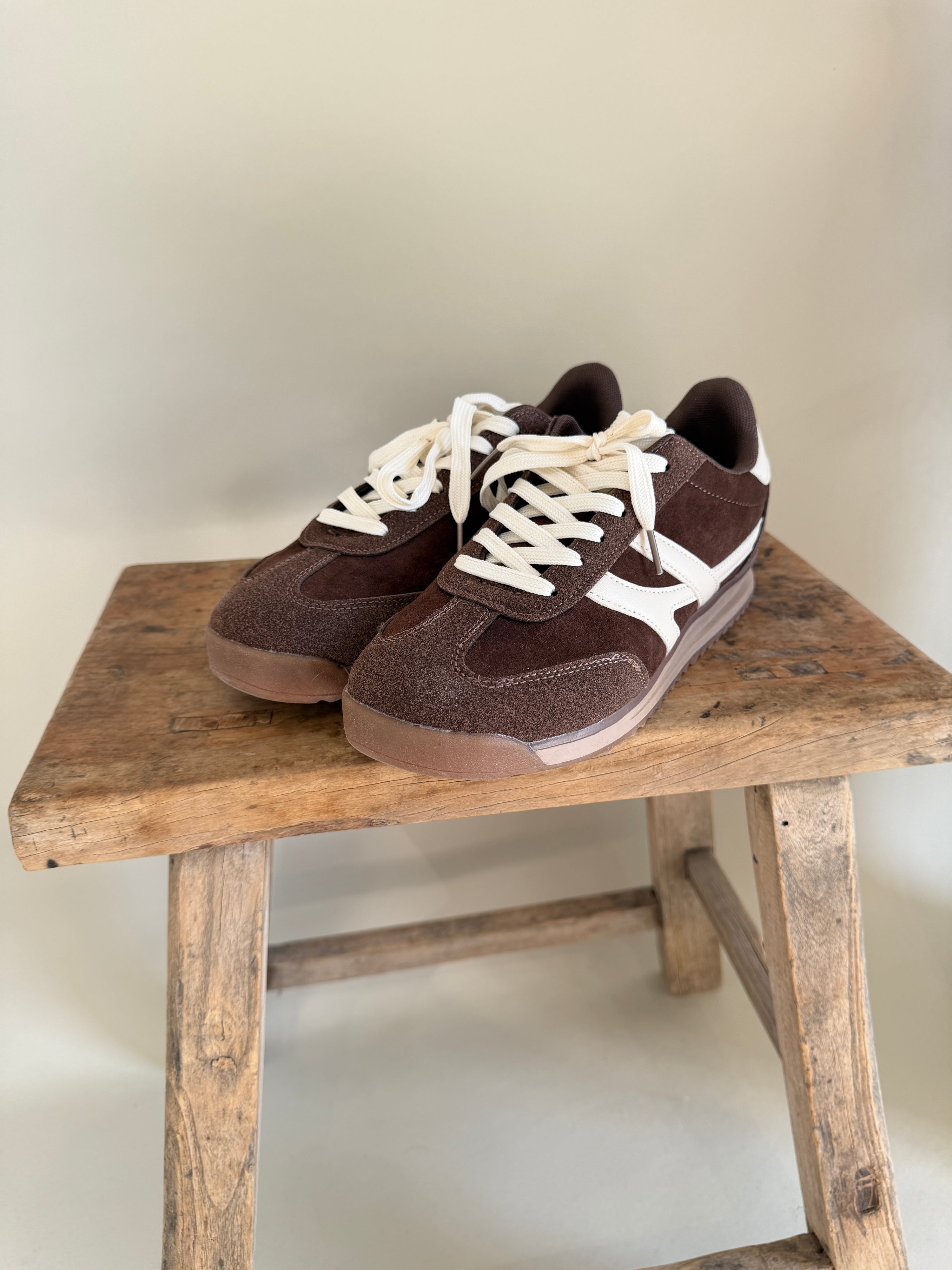 Sneaker in Schokobraun mit Wollweiß