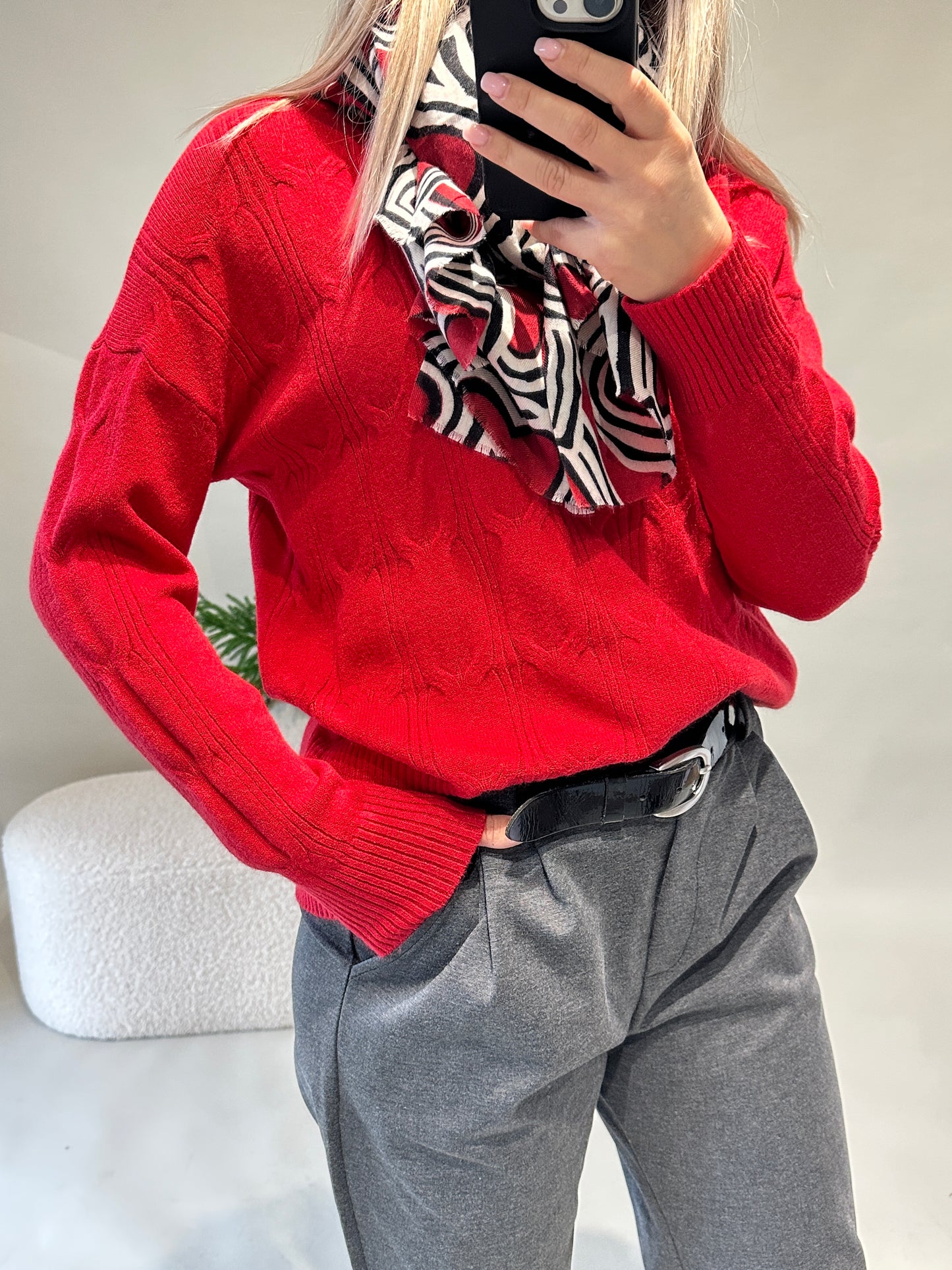 pullover in rot mit muster und rollkragen