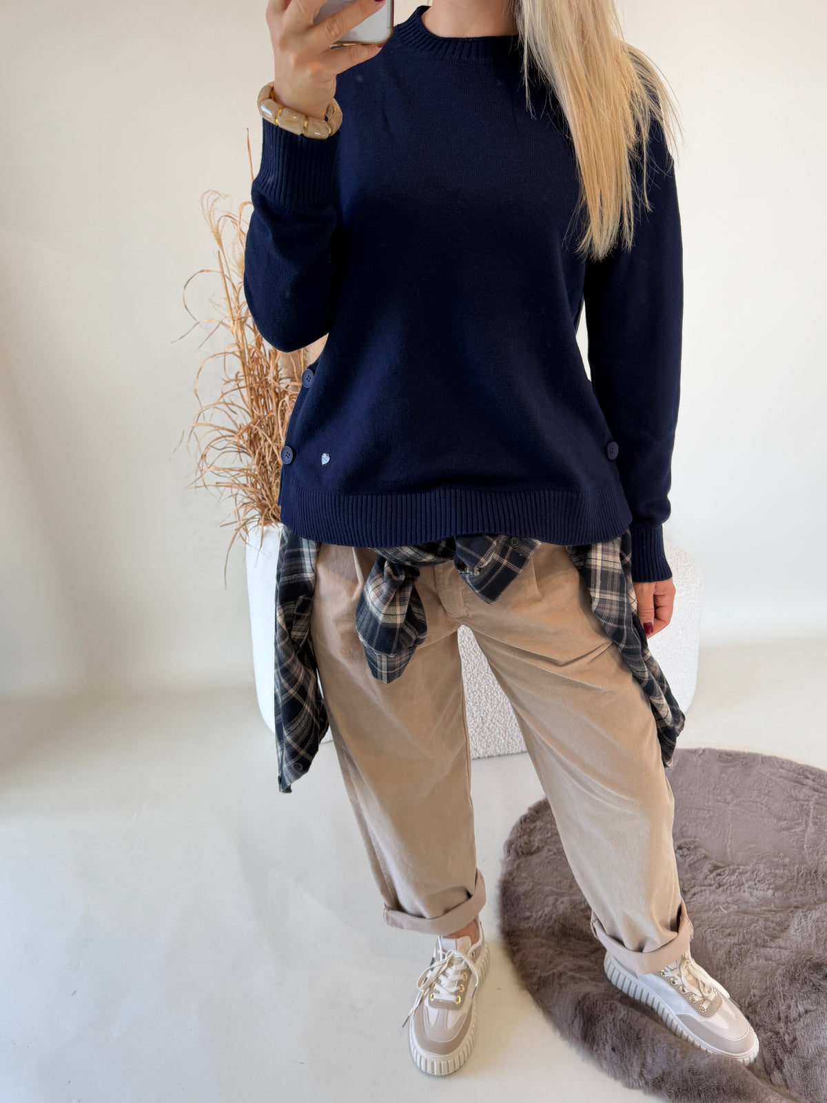 Pullover in Dunkelblau mit Knöpfen an der Seite