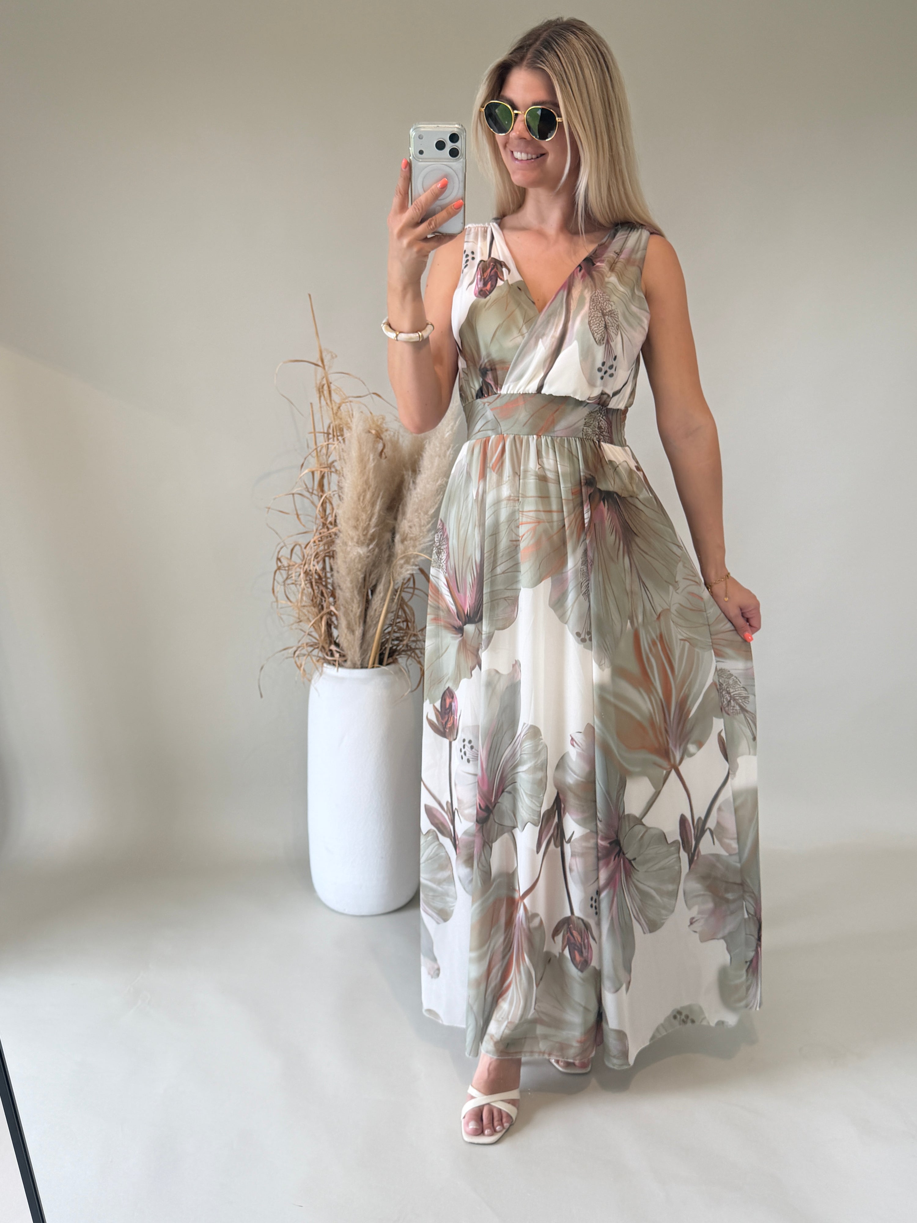 Kleid in Olivgrün ( Bunt mit Blumenmuster )