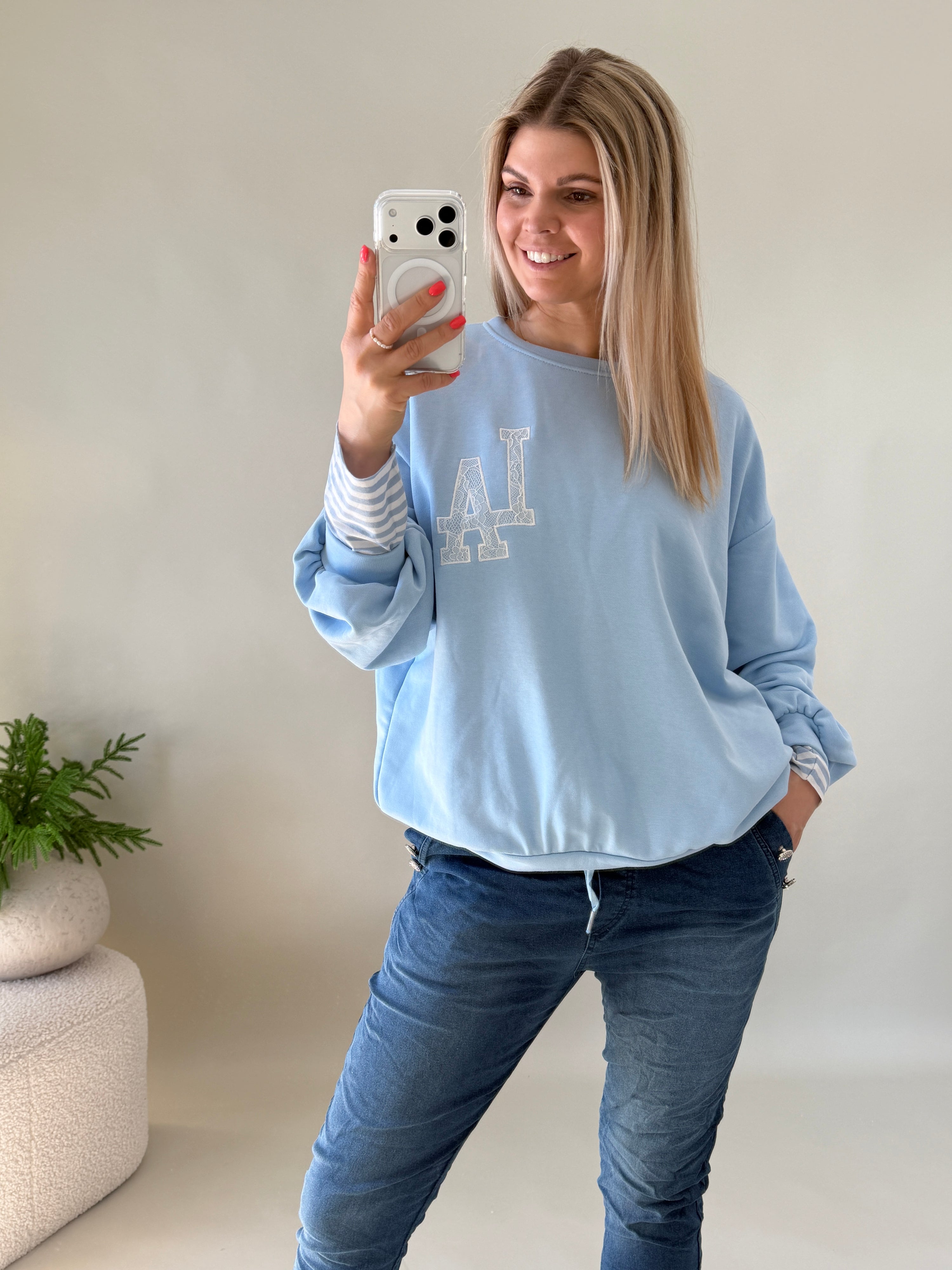 Sweatshirt in Hellblau mit Aufdruck LA aus Spitze