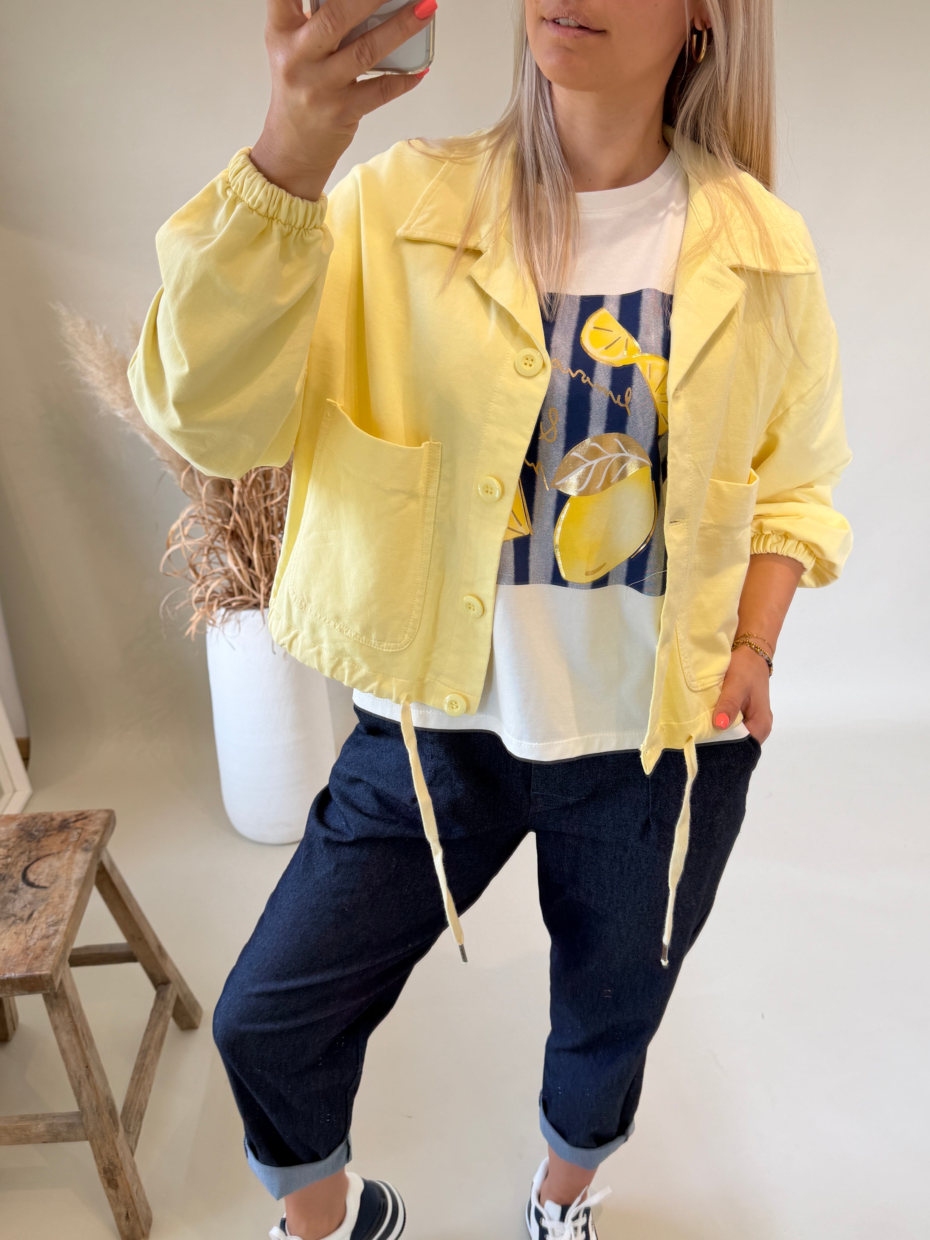 Jacke in Zitronengelb mit großen Taschen vorne