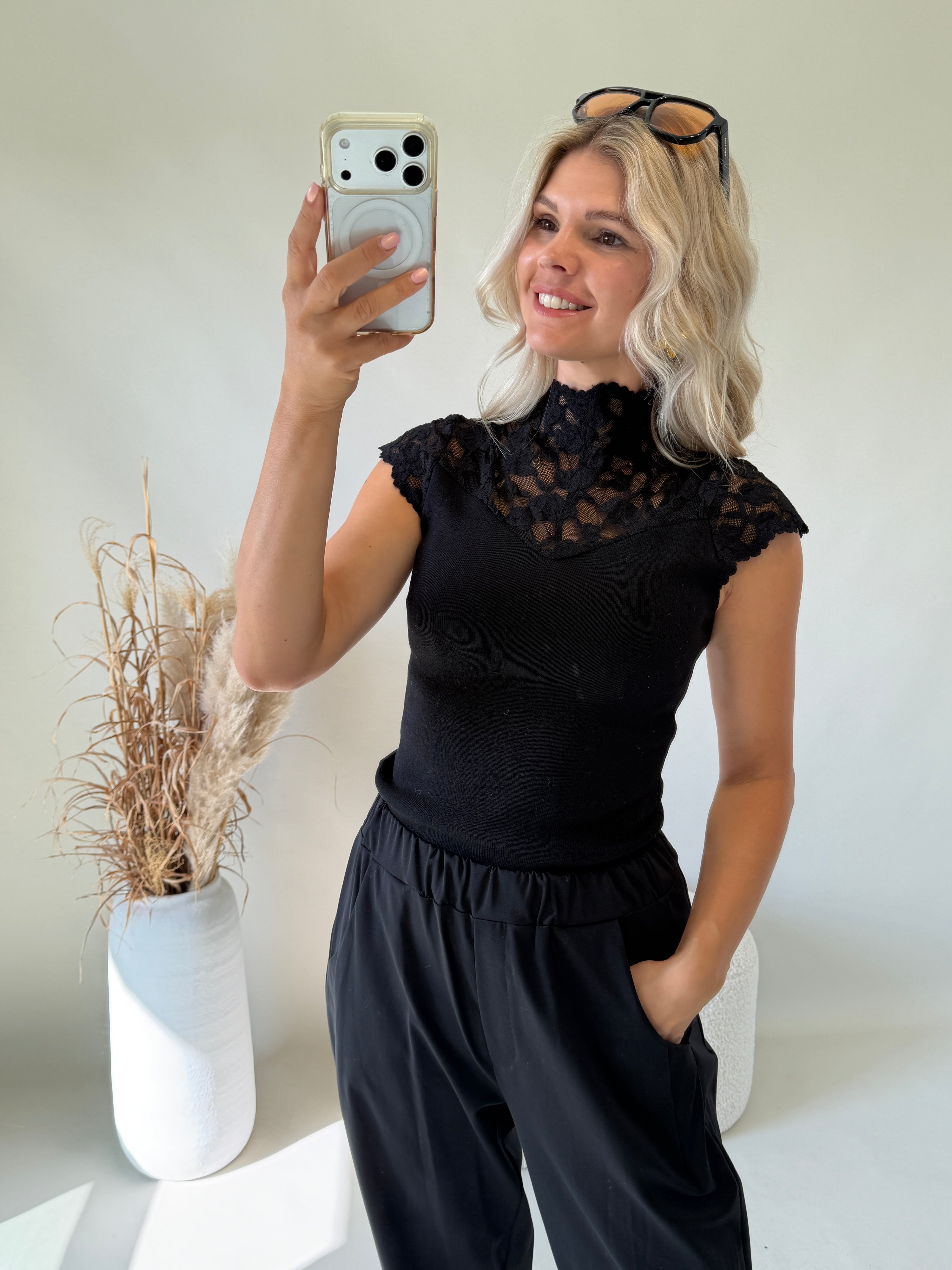 Top in Schwarz mit Spitze