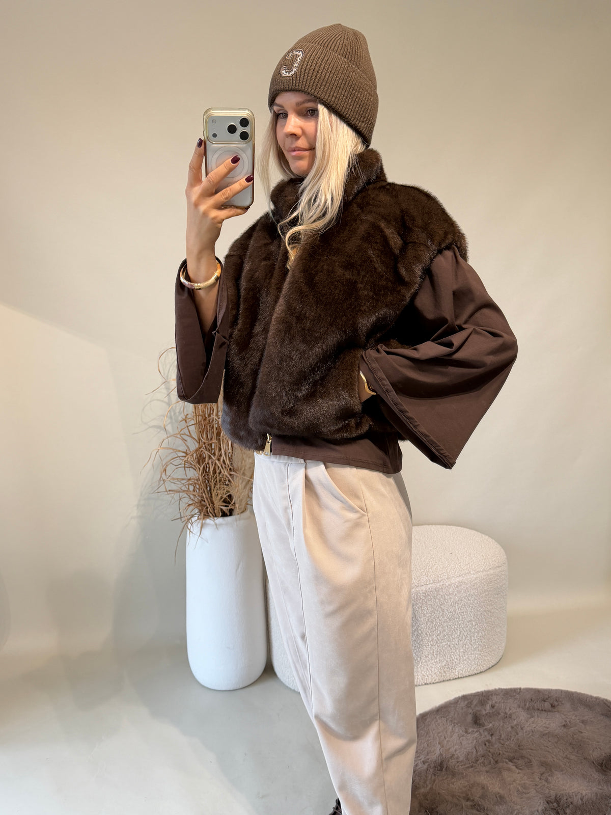 Shirt in Schokobraun mit Aufdruck hinten und Trompetenärmel