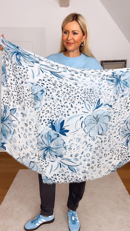 Schal in Blau mit Leomuster