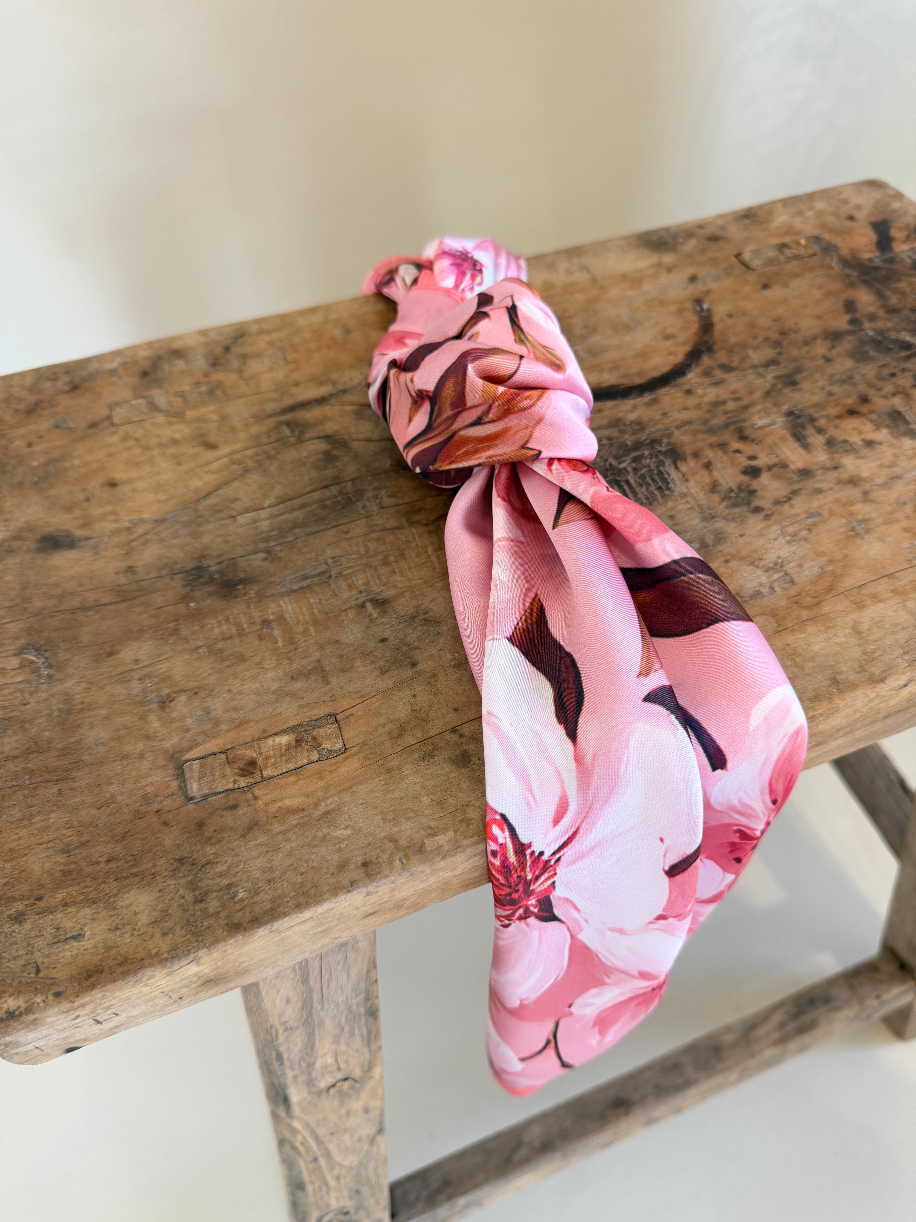 Tuch in Rosa mit Blumen