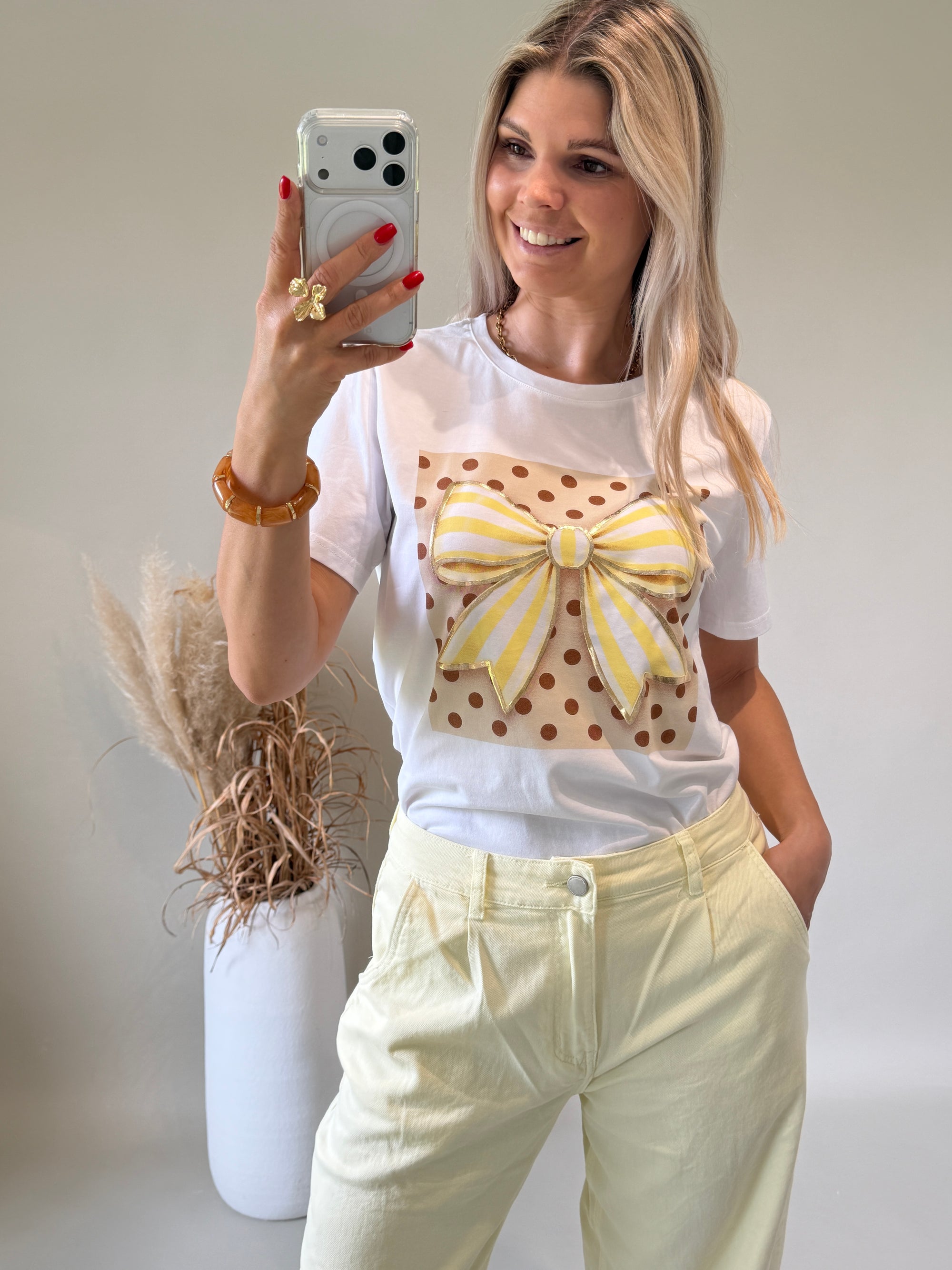 T - Shirt in Weiß mit Aufdruck ( Schleife in Gelb )