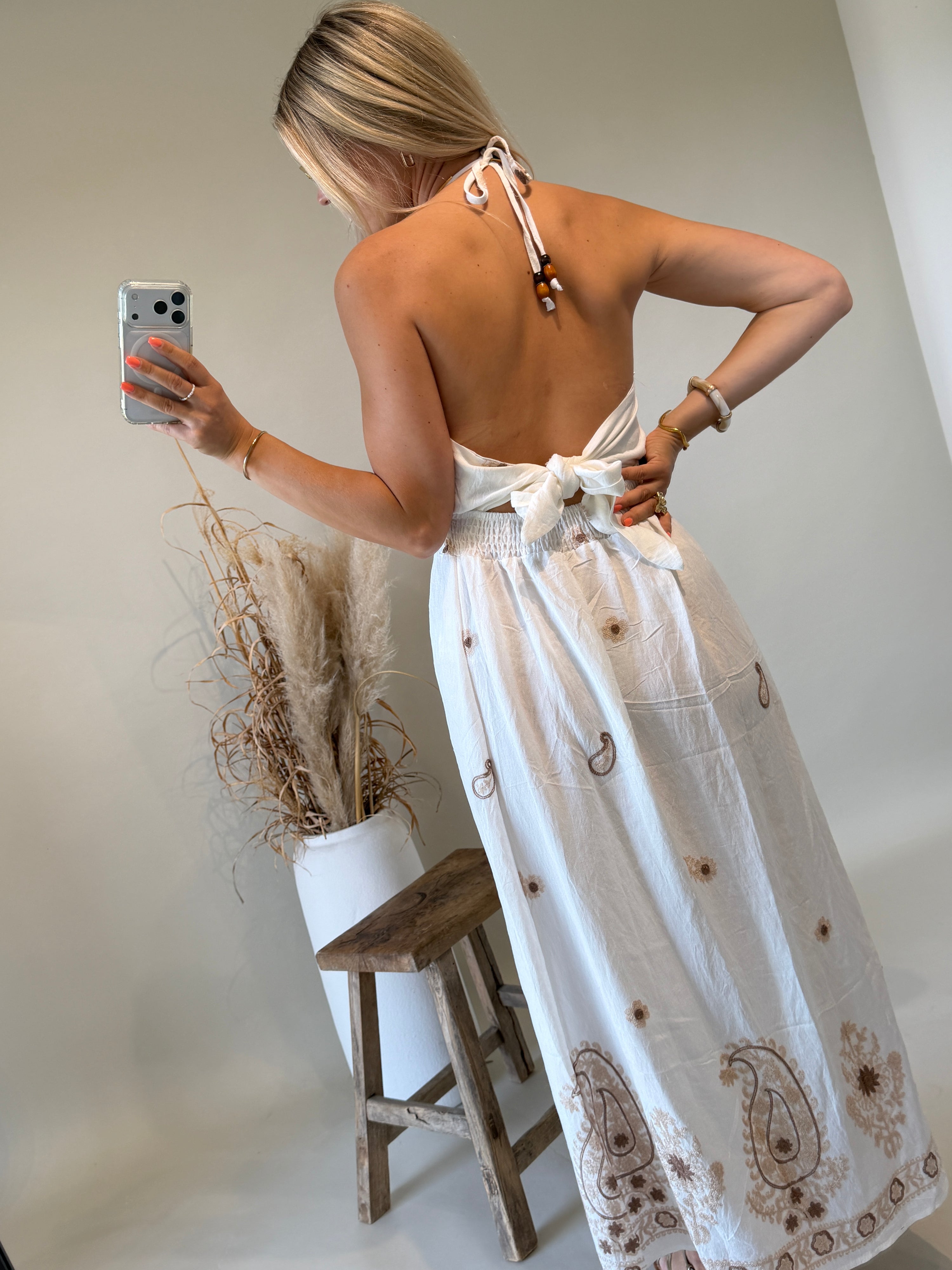 Kleid in Wollweiß mit Stickerei in Zimt und Beige ( Mit Holzperlen )