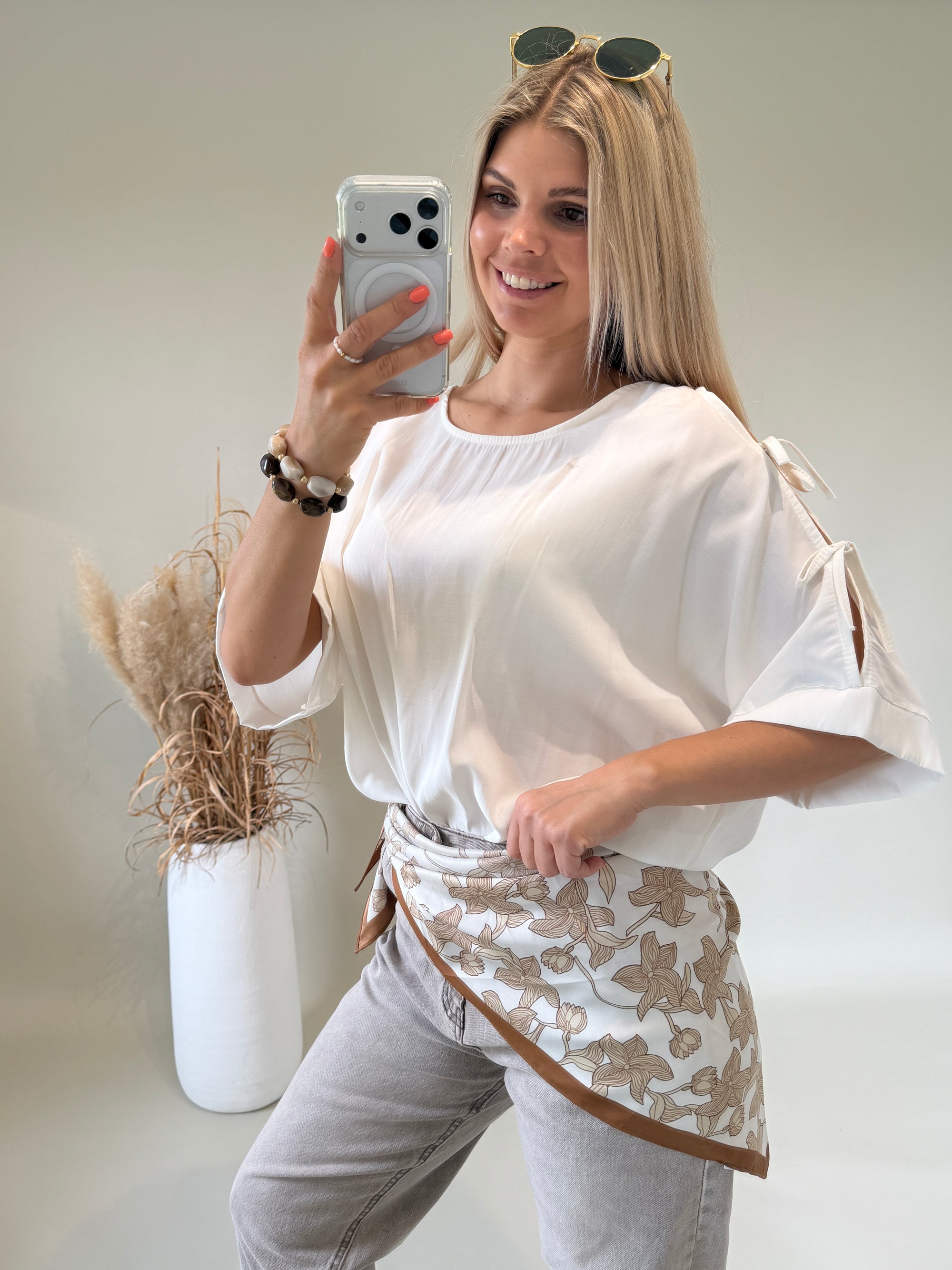 Bluse in Weiß an den Schultern offen