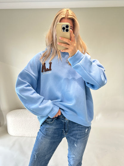 Pullover mit Kapuze in Hellblau mit Aufschrift in Schokobraun LA