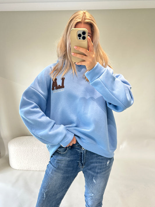 Pullover mit Kapuze in Hellblau mit Aufschrift in Schokobraun LA