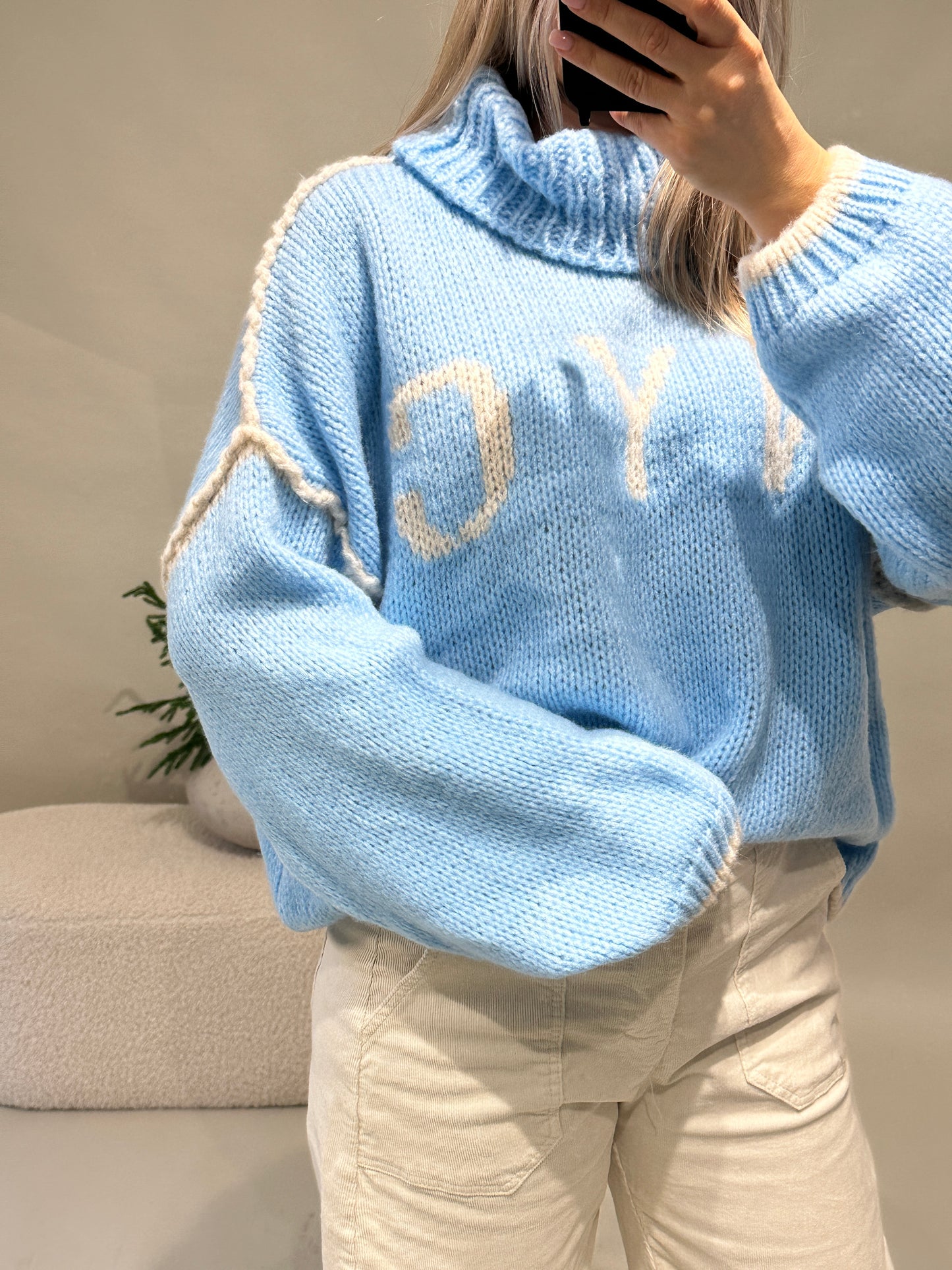 pullover in hellblau mit wollweißer aufschrift (nyc) mit weitem rollkragen