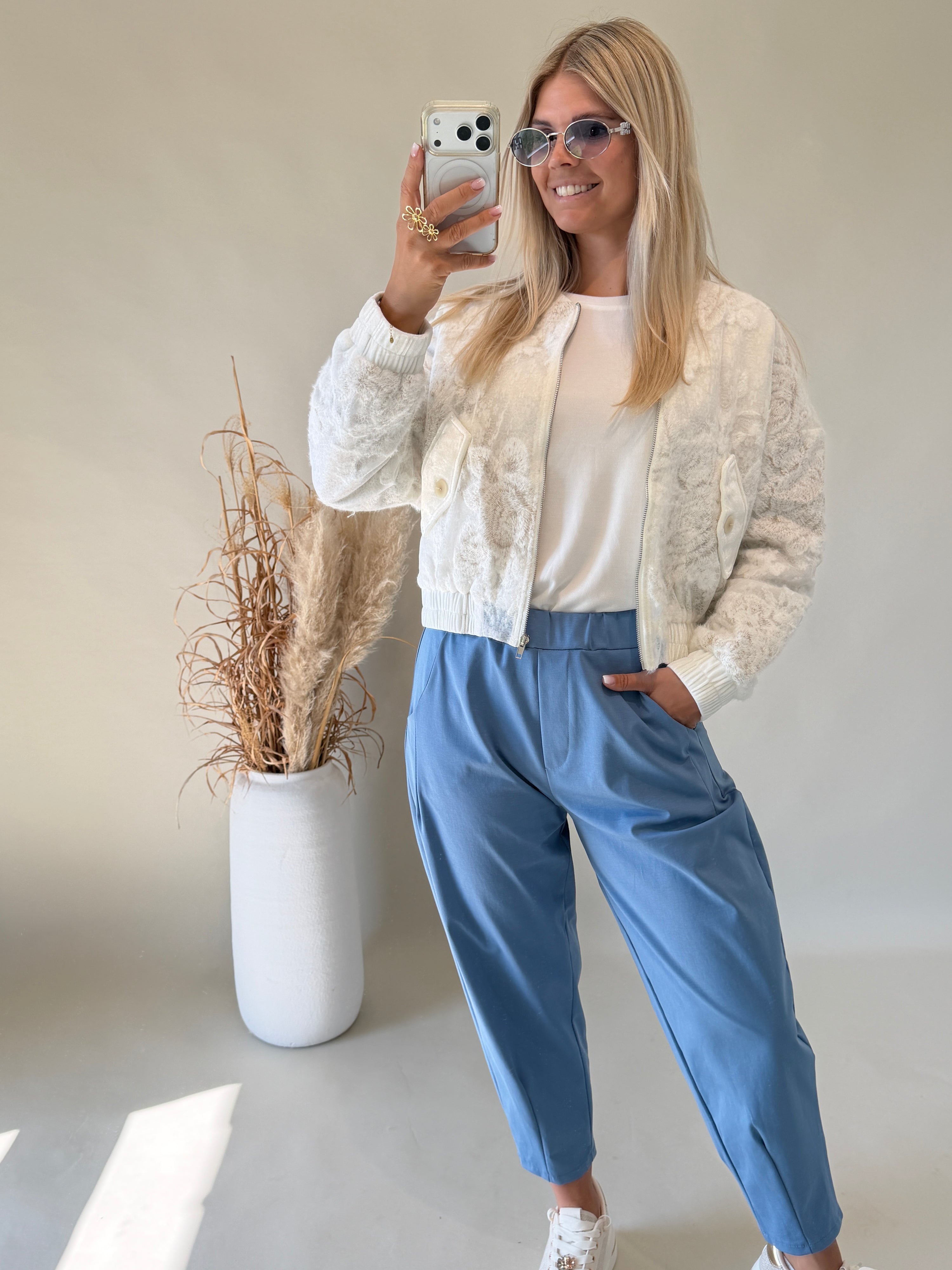 Jacke in Weiß mit floraler Struktur