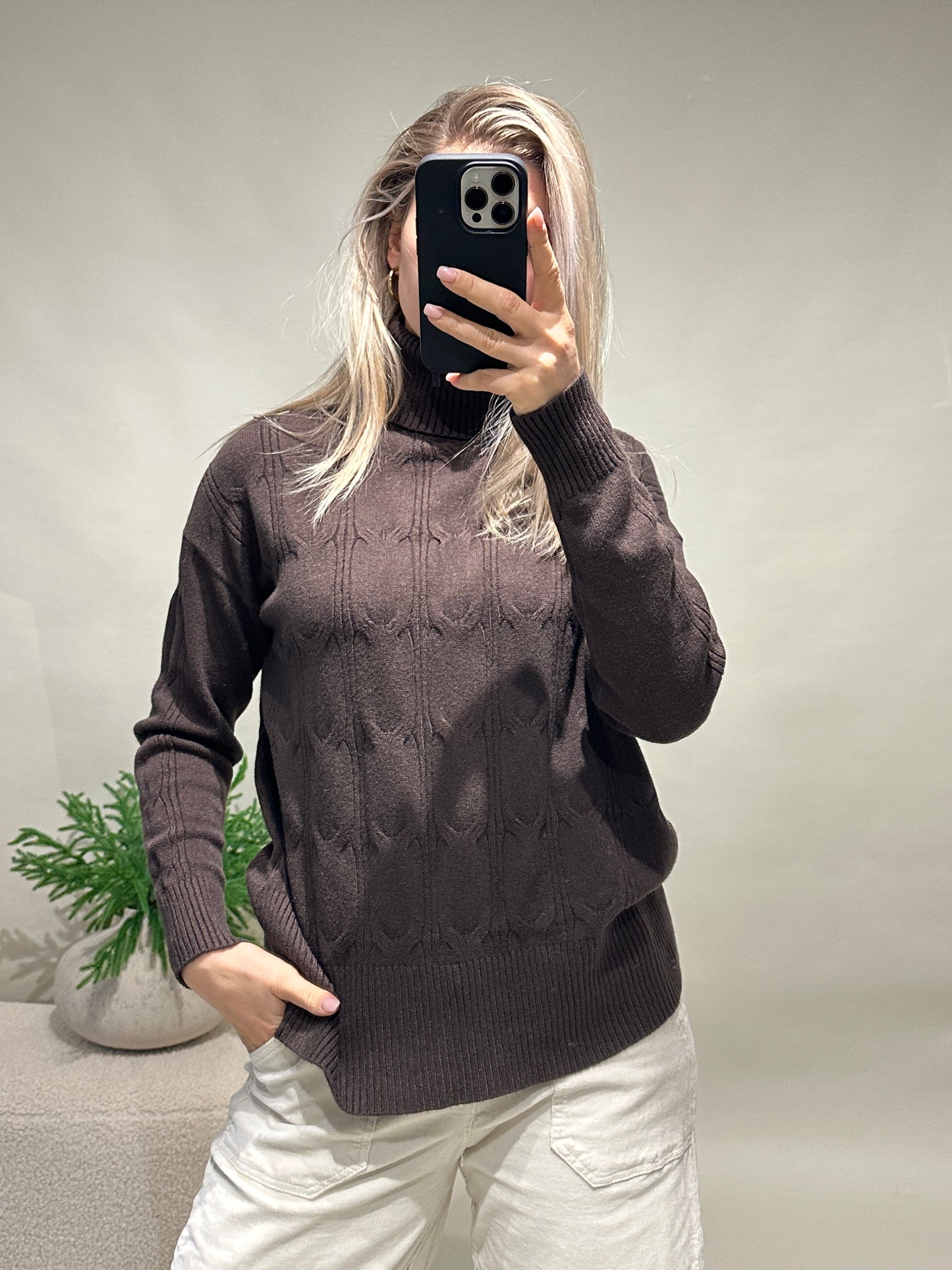 pullover in schokobraun mit muster und rollkragen